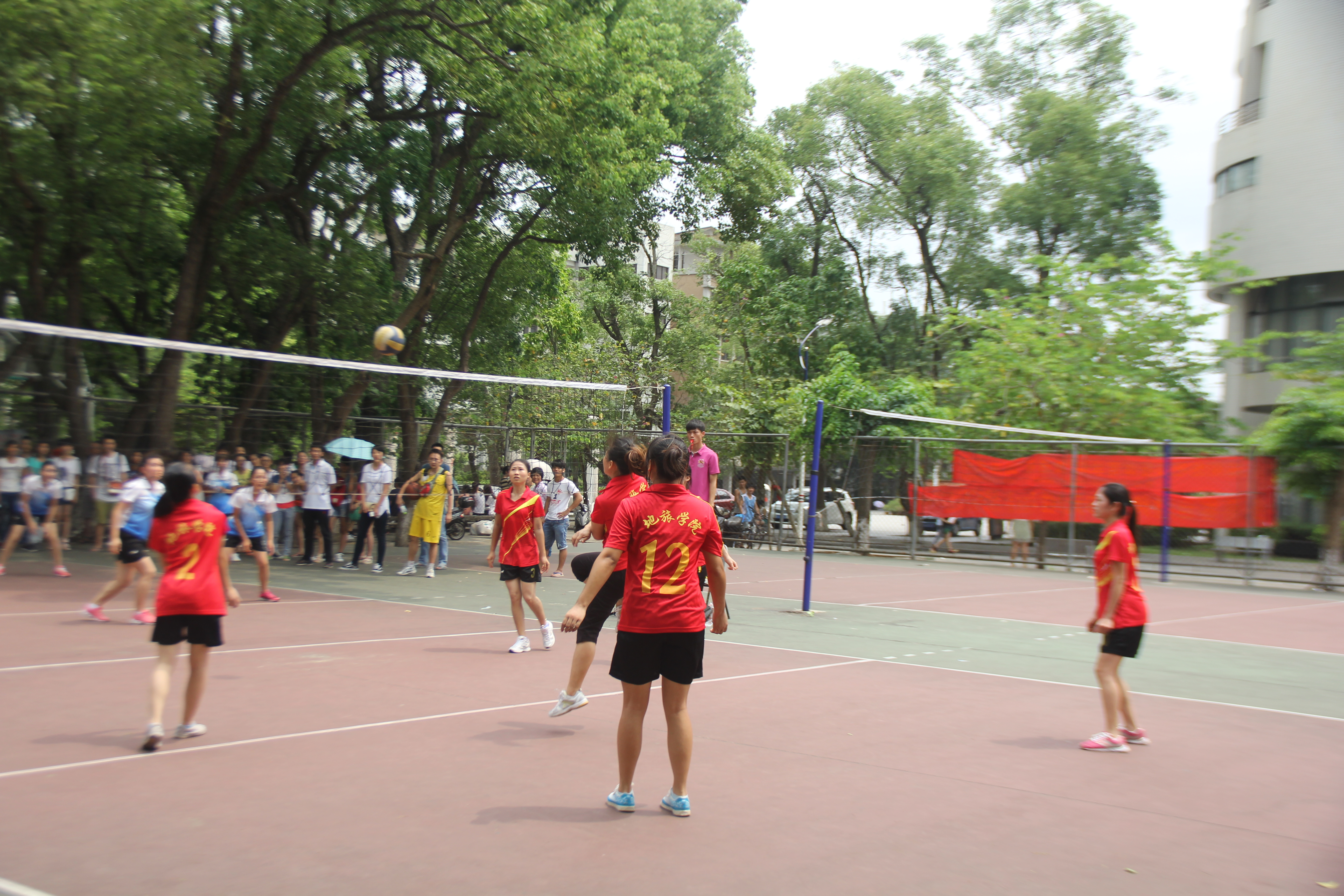 地理与旅游学院女排获得两连冠