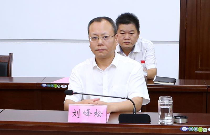 李红梅带队与定安县签订县校战略合作协议