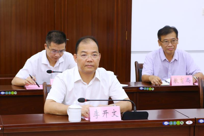 李红梅带队与定安县签订县校战略合作协议