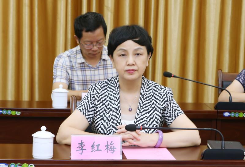 李红梅带队与定安县签订县校战略合作协议