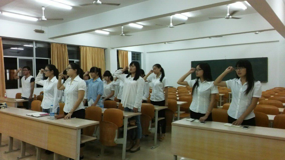清明祭英烈之重温入团仪式————记教育科学学院团委清明祭英烈活动