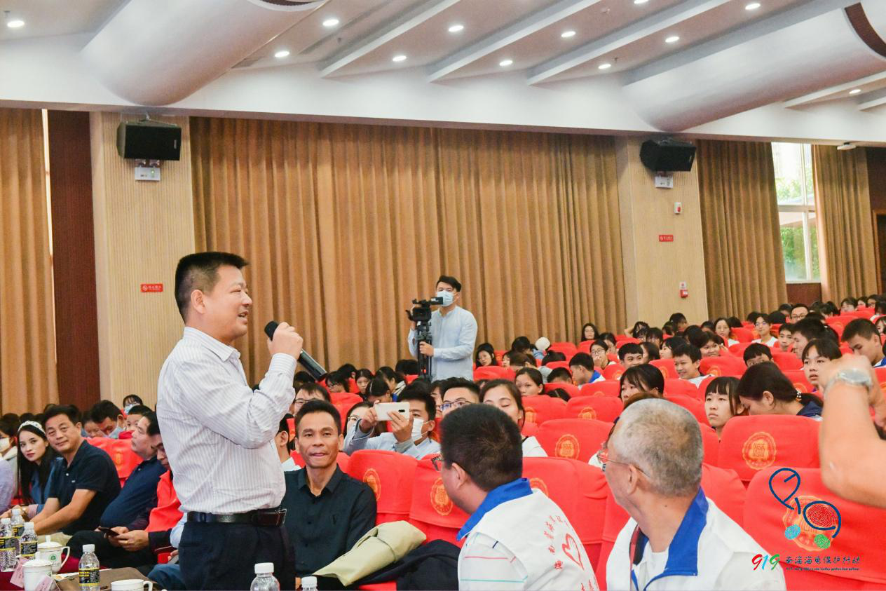 史海涛教授做“海龟现状与受胁因素”专题讲座
