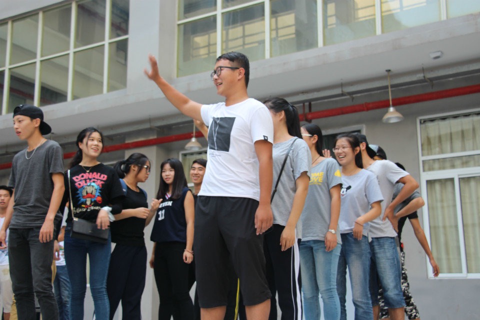 海南师范大学美术学院开展“三走”奔跑吧环艺班活动