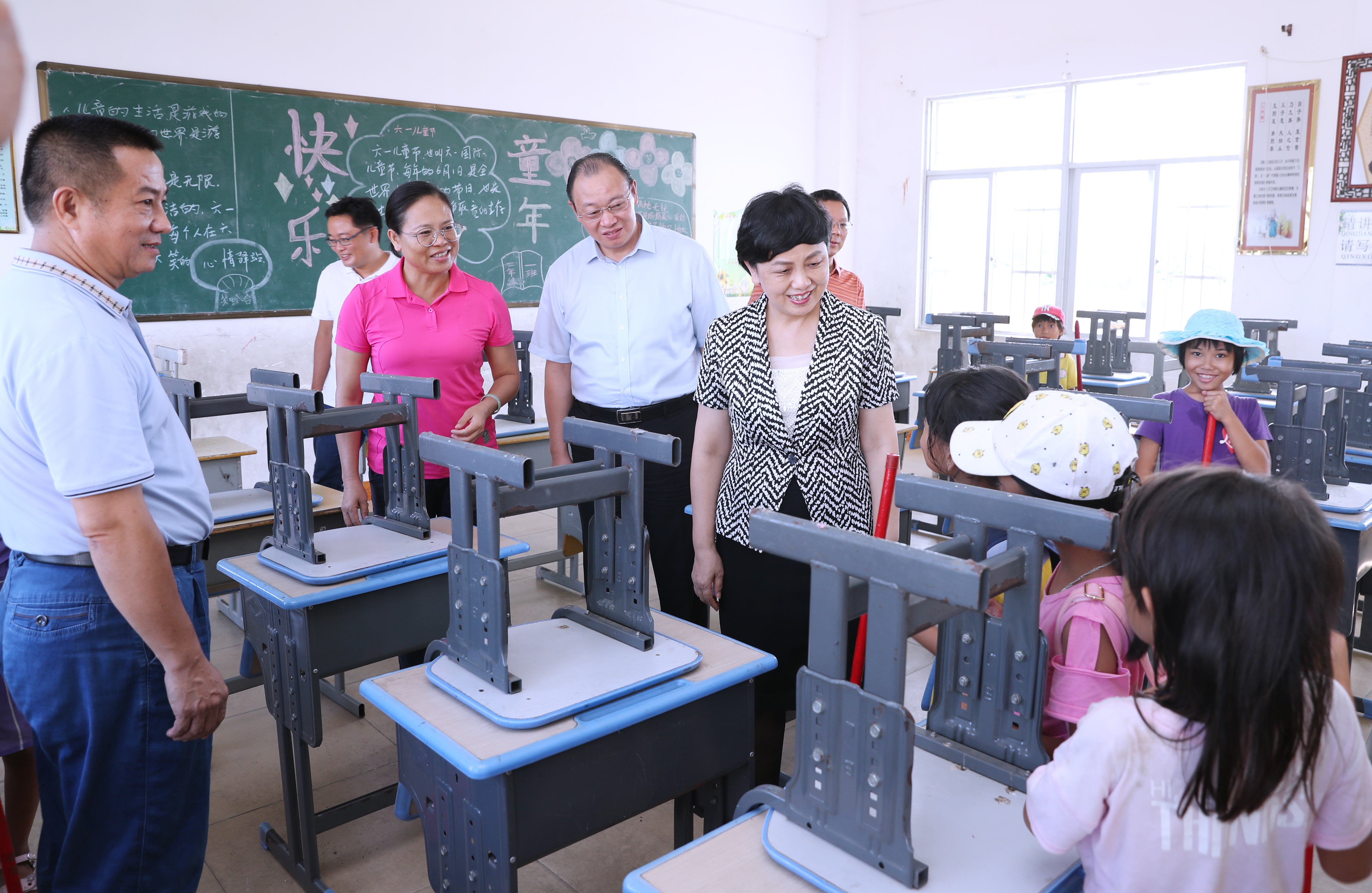 李红梅带队到陵水五星村、远景村调研、指导乡村振兴工作