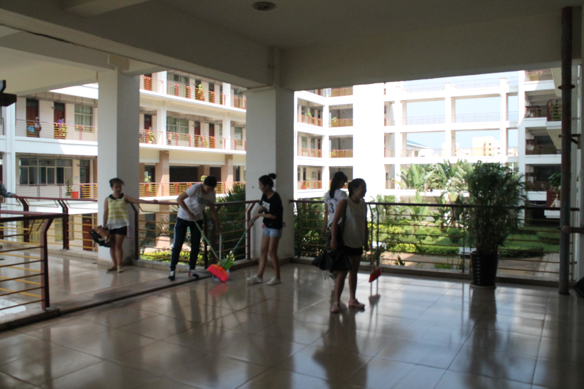 美化校园,力行“双创”——外国语学院组织开展大扫除活动