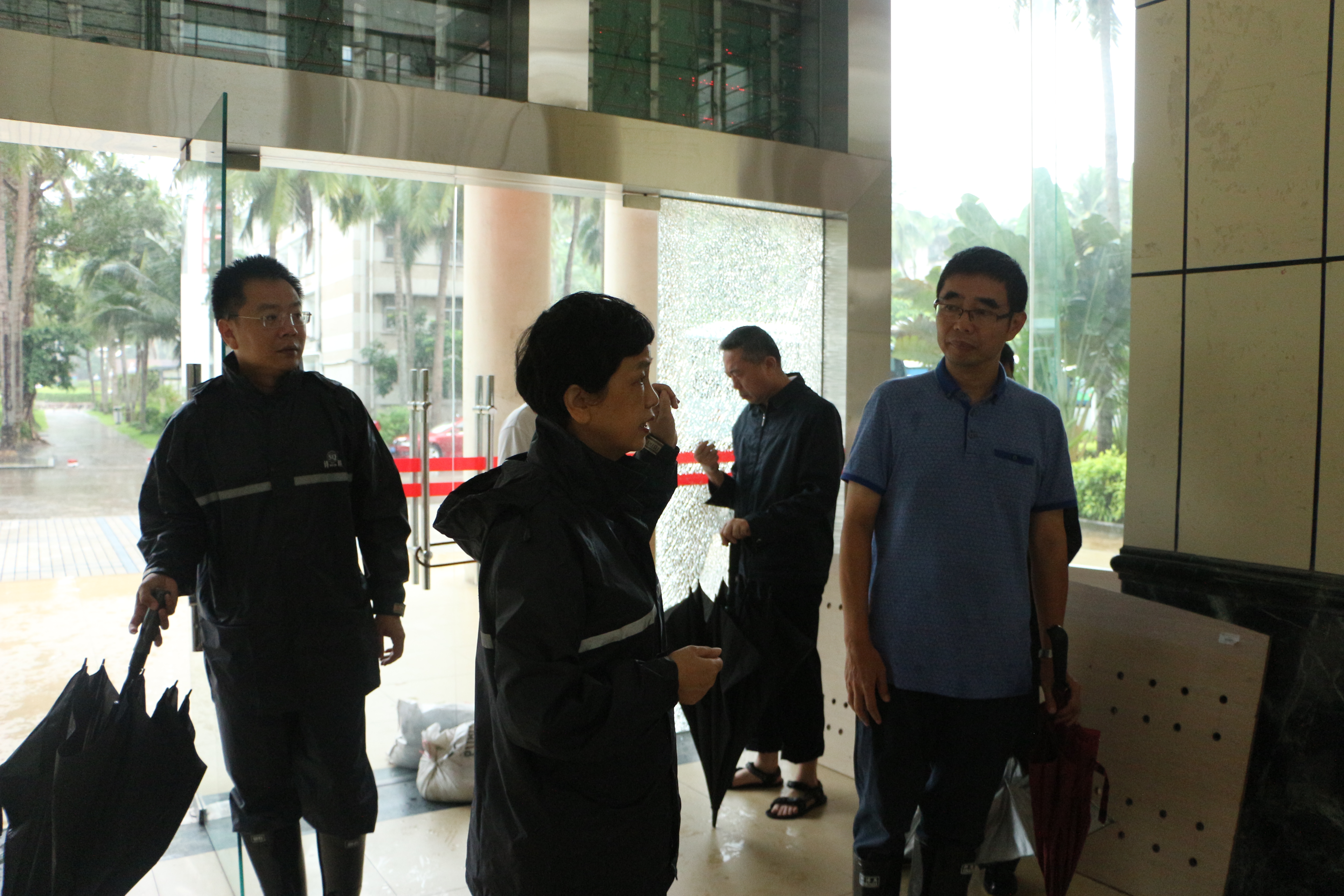校党委书记李红梅、副校长史海涛冒雨视察龙昆南校区防风工作
