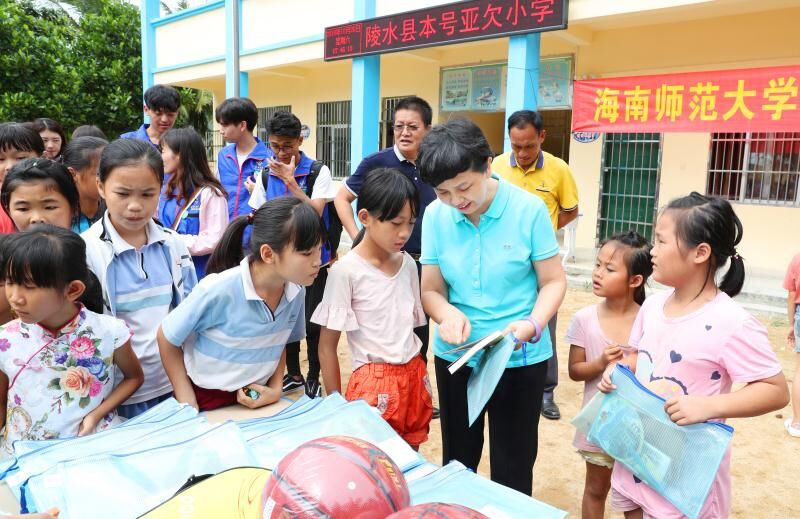 我校赴陵水亚欠村开展扶贫日系列活动