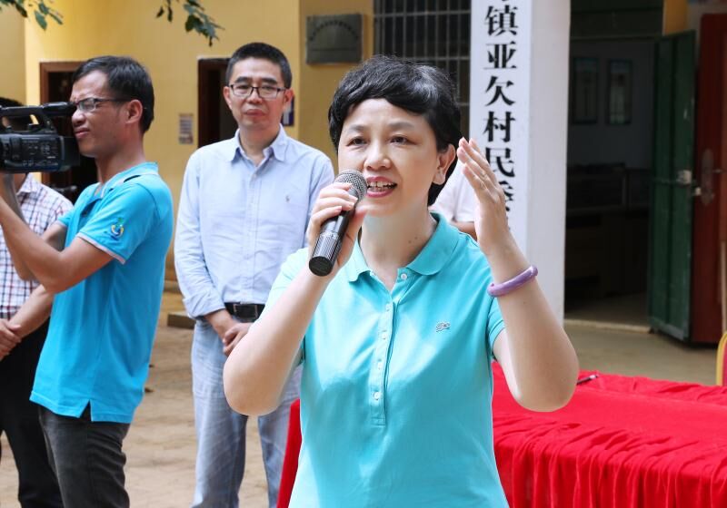 我校赴陵水亚欠村开展扶贫日系列活动