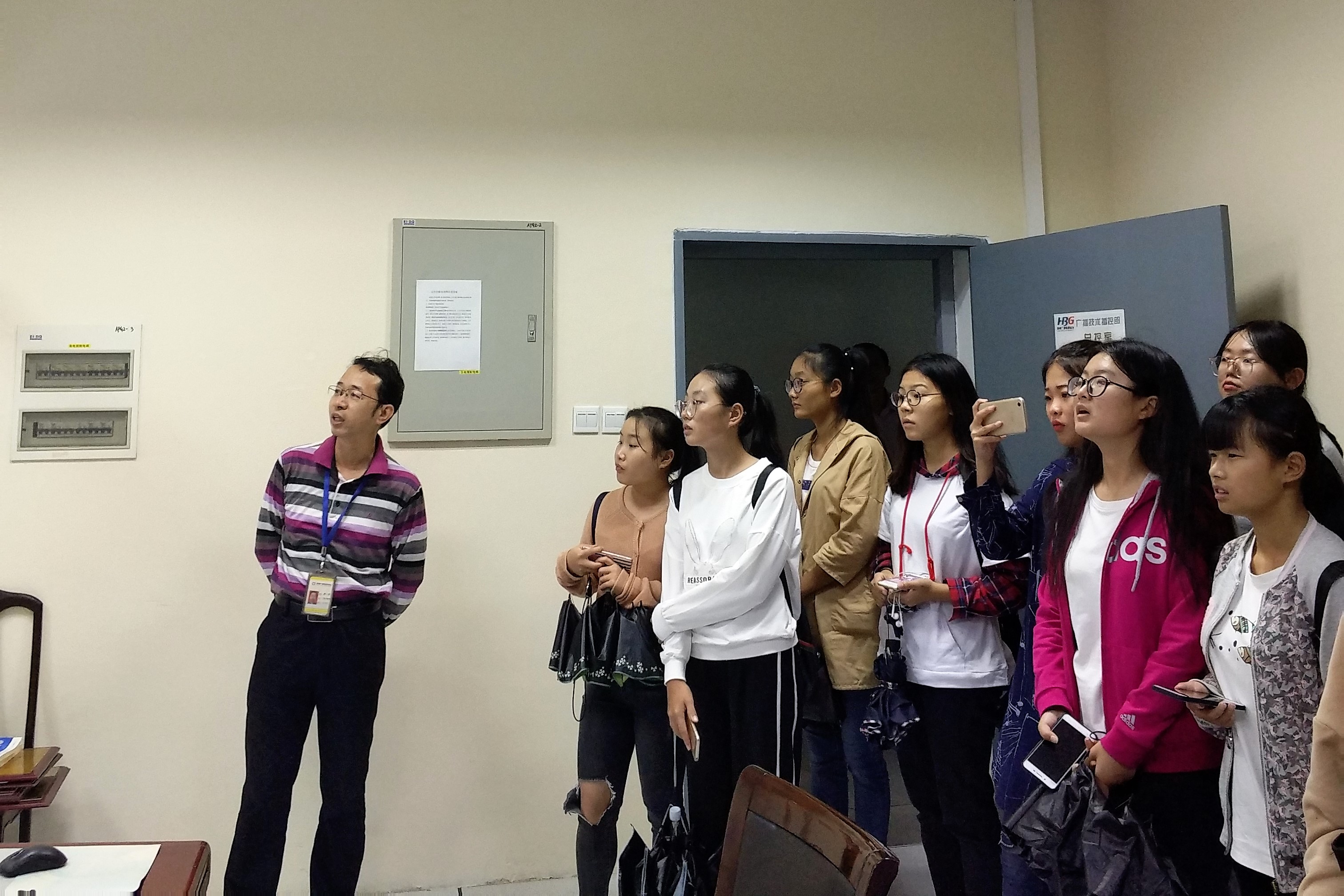 薪火相传 奋勇前行  海南师范大学新闻传播与影视学院新生参观海南广播电视总台