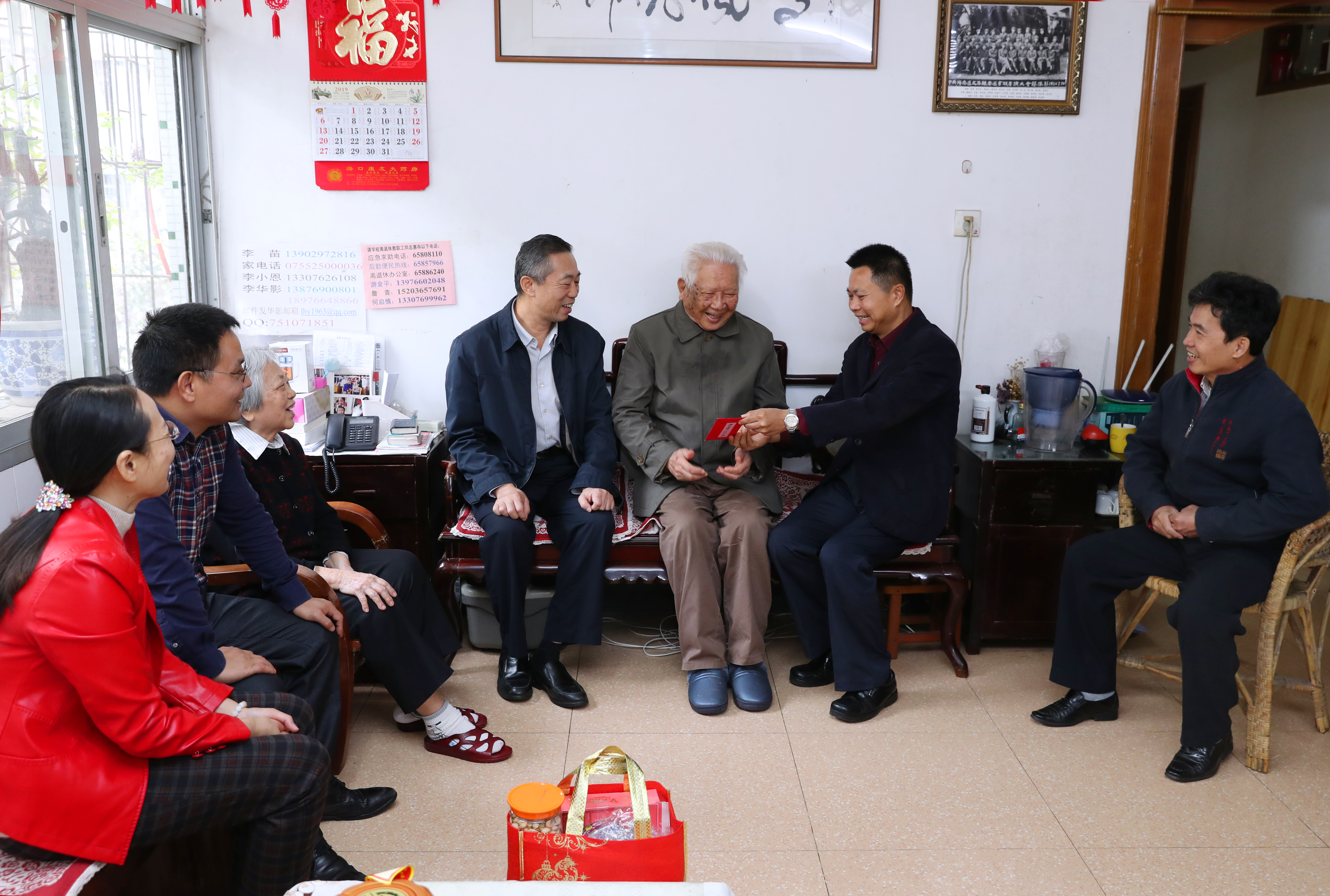 省委老干部局李文副局长到我校慰问原省政协副主席王辉丰及我校原党委书记兼校长、离休