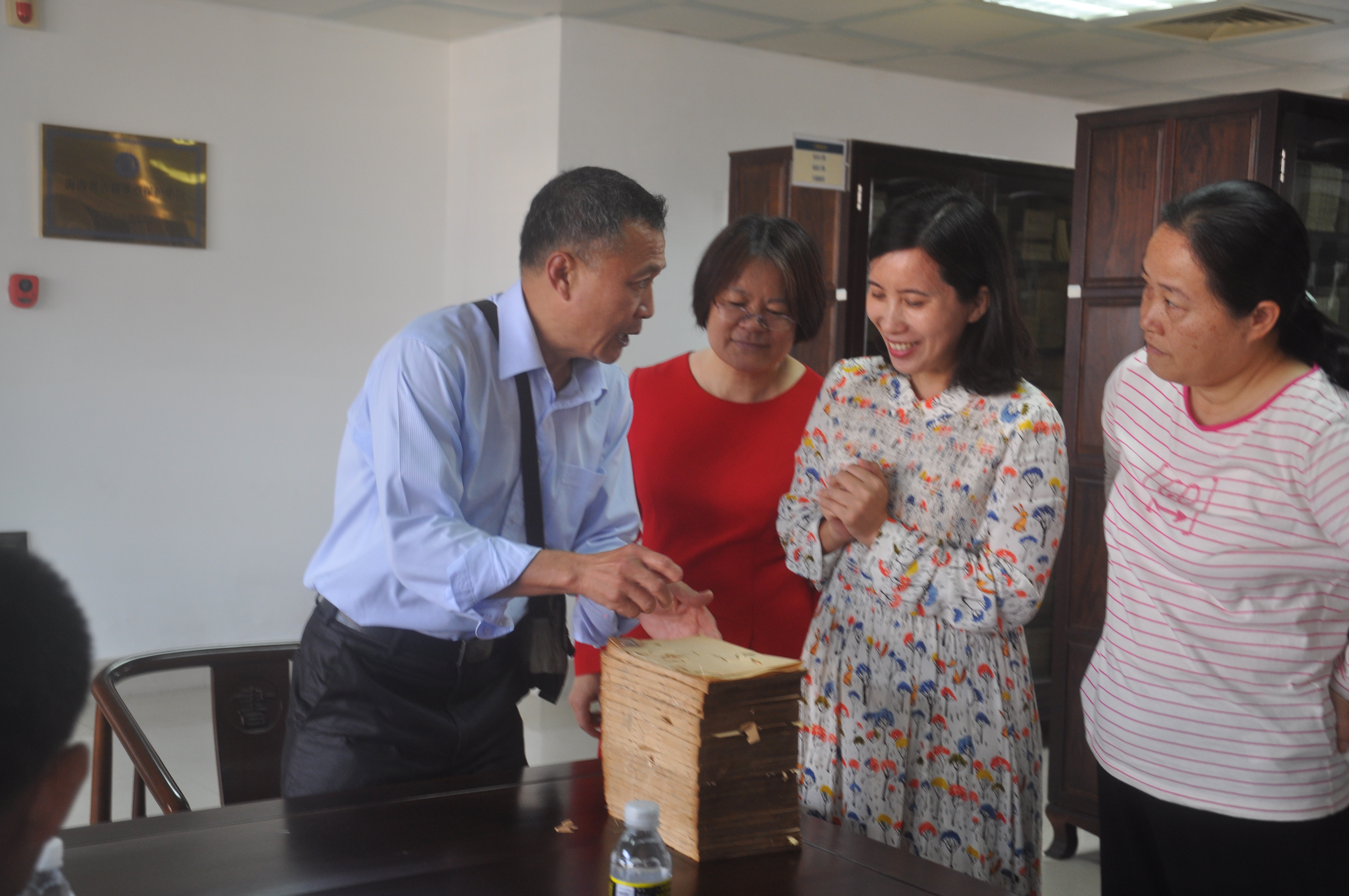 台湾古籍保护学会会长到我校图书馆访问交流