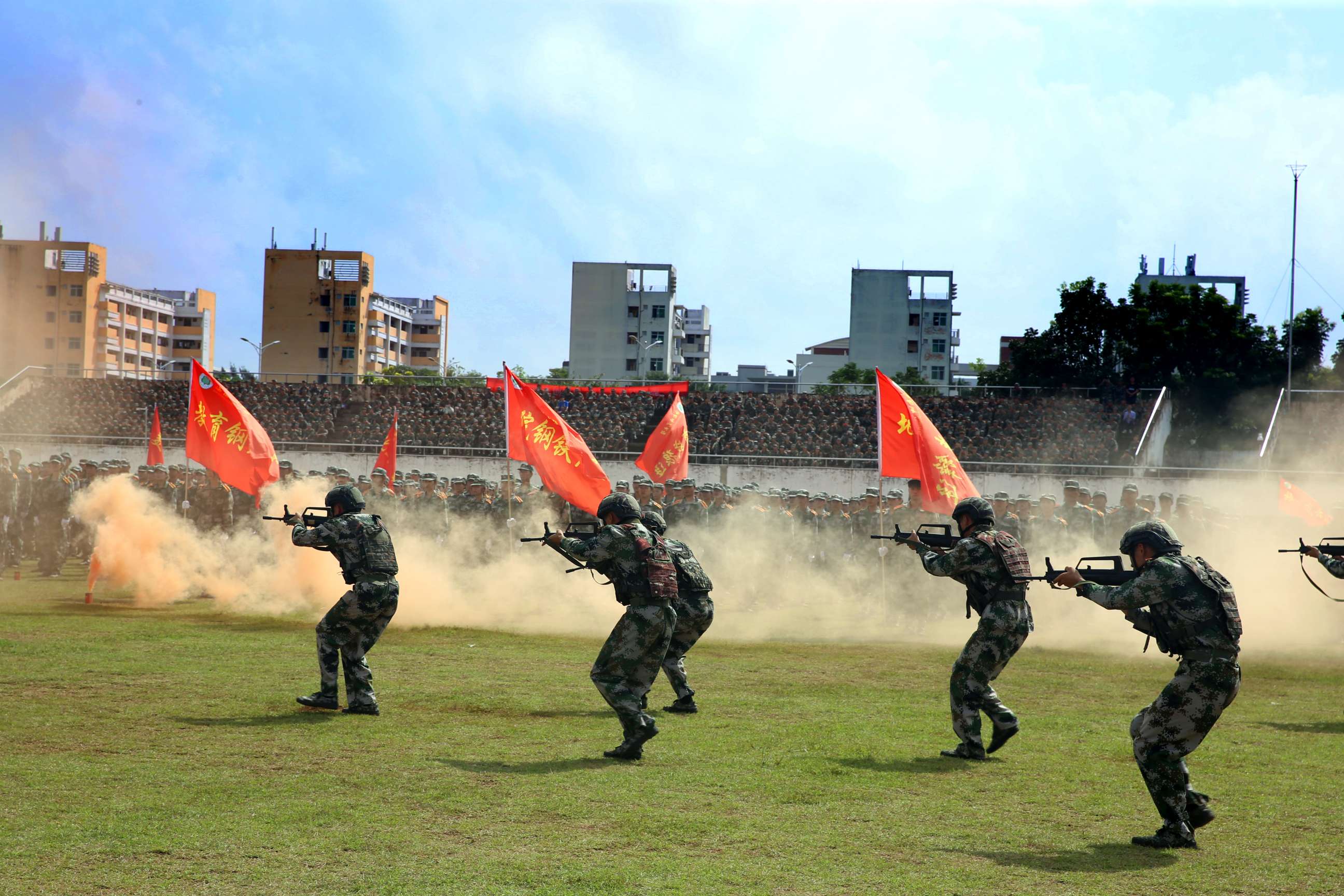 烈阳下昂扬前行 汗水中铸就军魂――海南师范大学举行2023级本科生军训汇报表演暨总结表彰大会