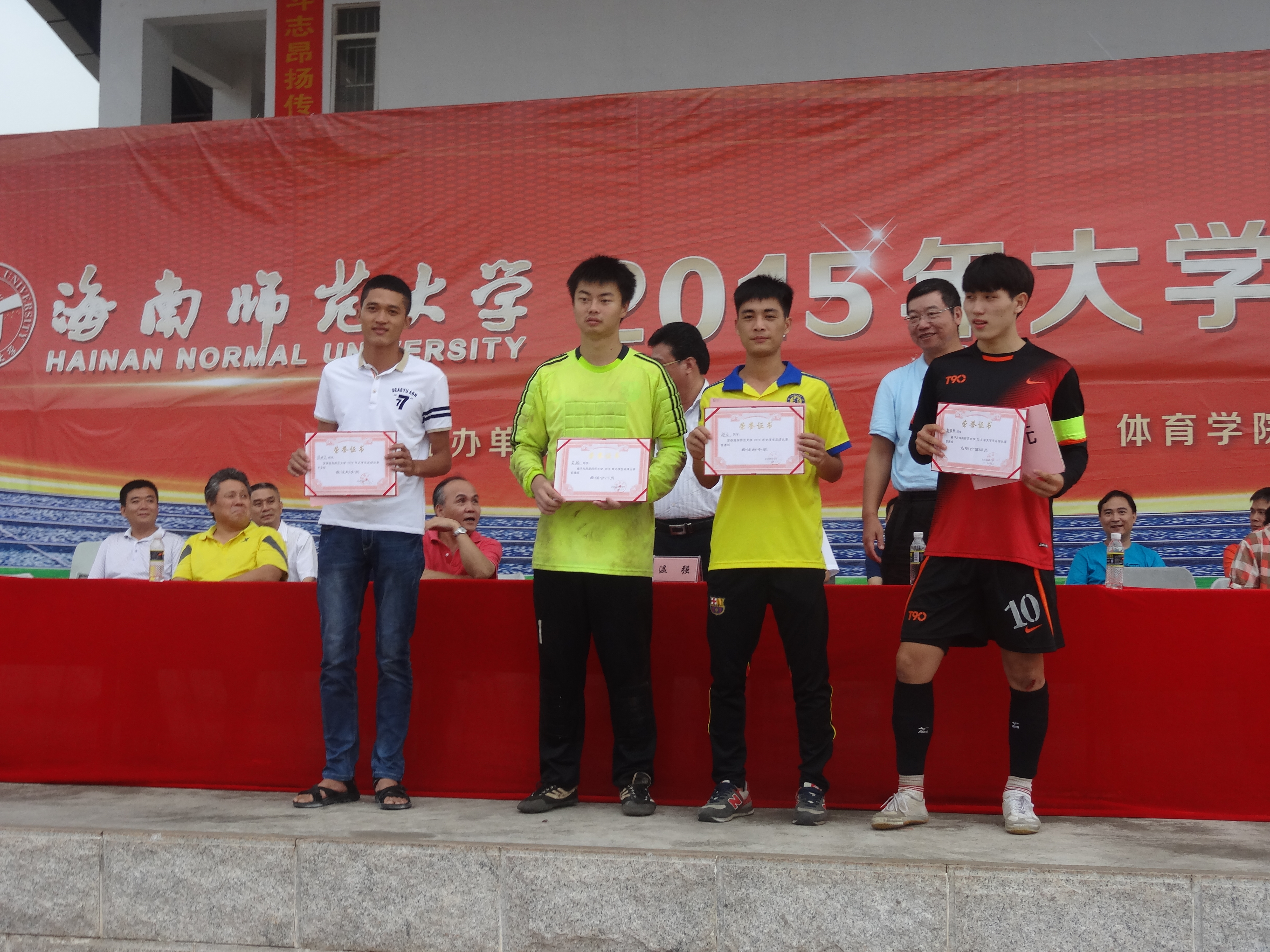 化工学院队在2015年学校足球比赛中获佳绩　　