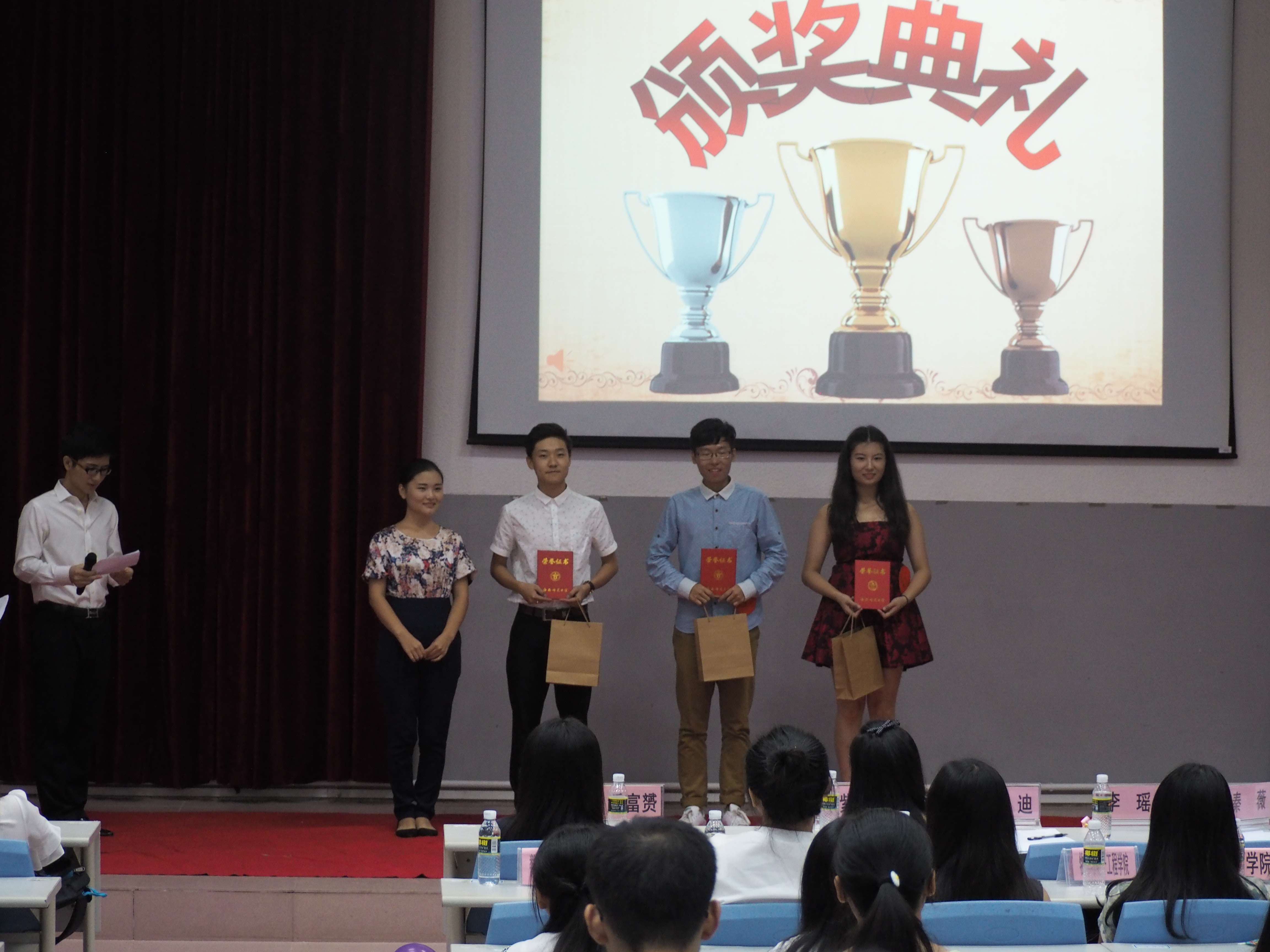 主舞台之风 持金色之筒――记地理与旅游学院主持人风采大赛决赛