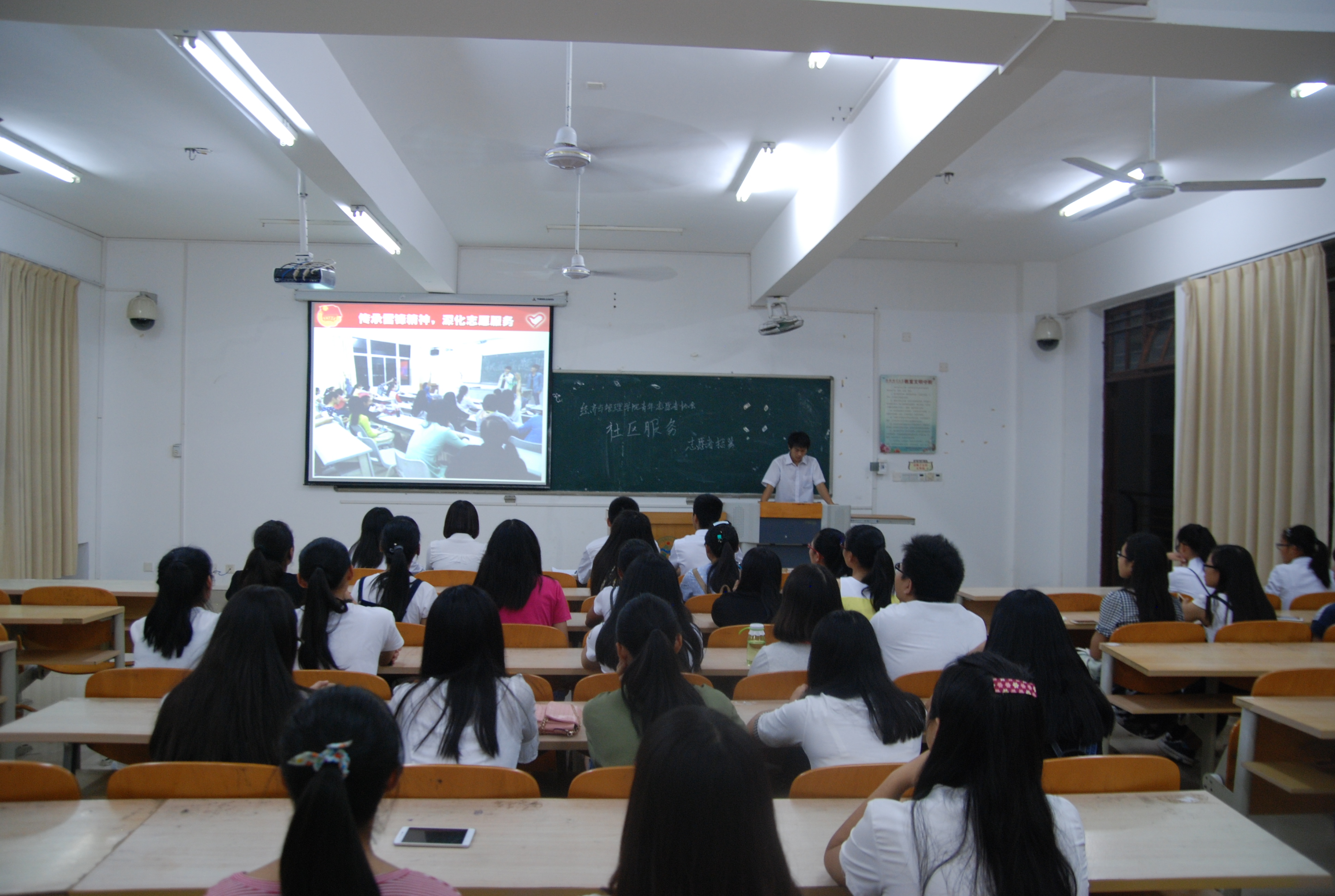 青年志愿行  共筑中国梦――记经济与管理学院定期志愿者招募活动