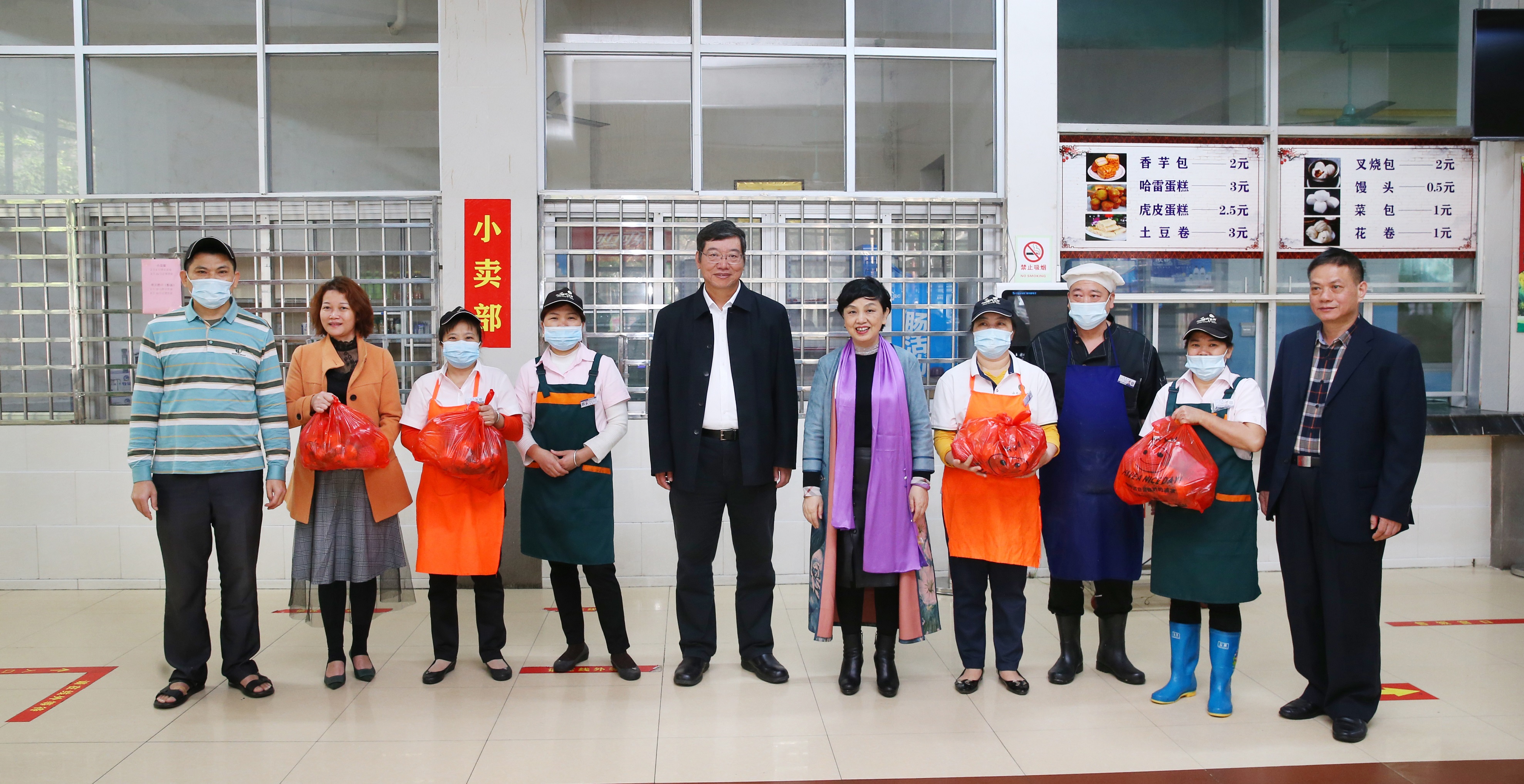 校领导大年初一慰问坚守岗位教职员工和留校学生