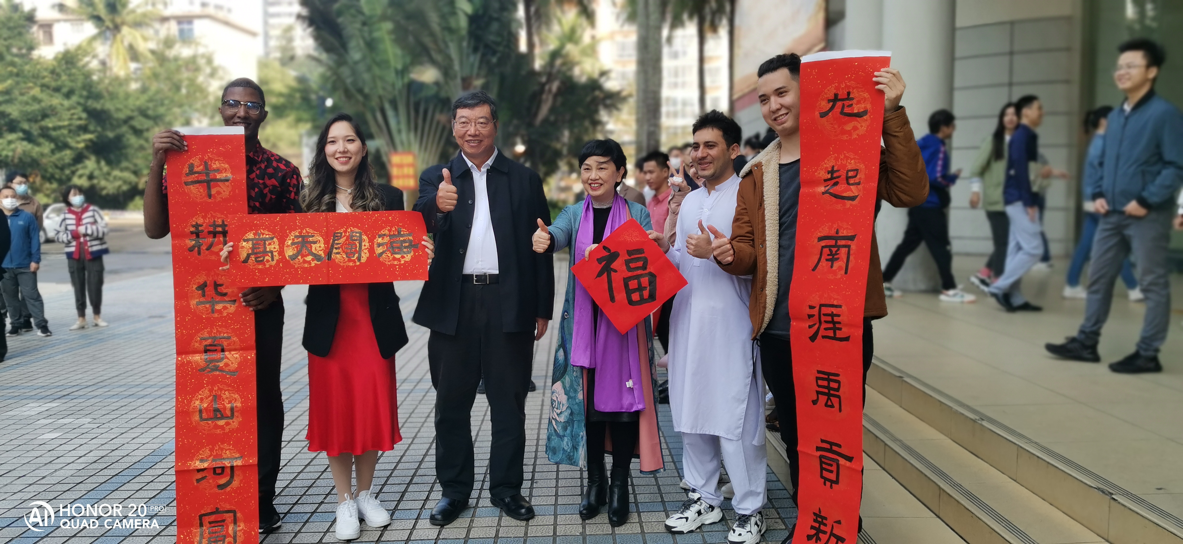 校领导大年初一慰问坚守岗位教职员工和留校学生