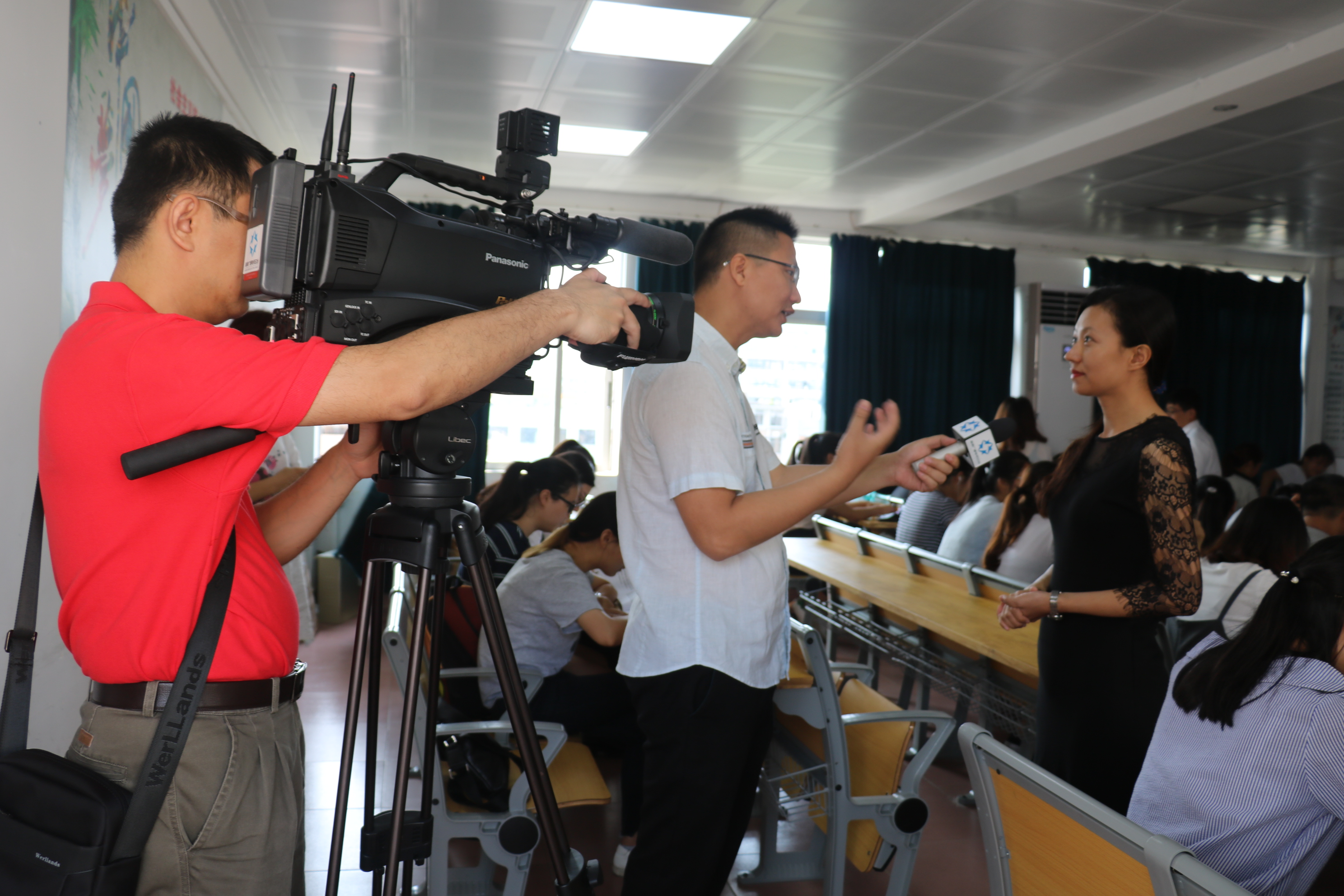 青年之声・海师团委组织师生收看海南省第七次党代会开幕会直播