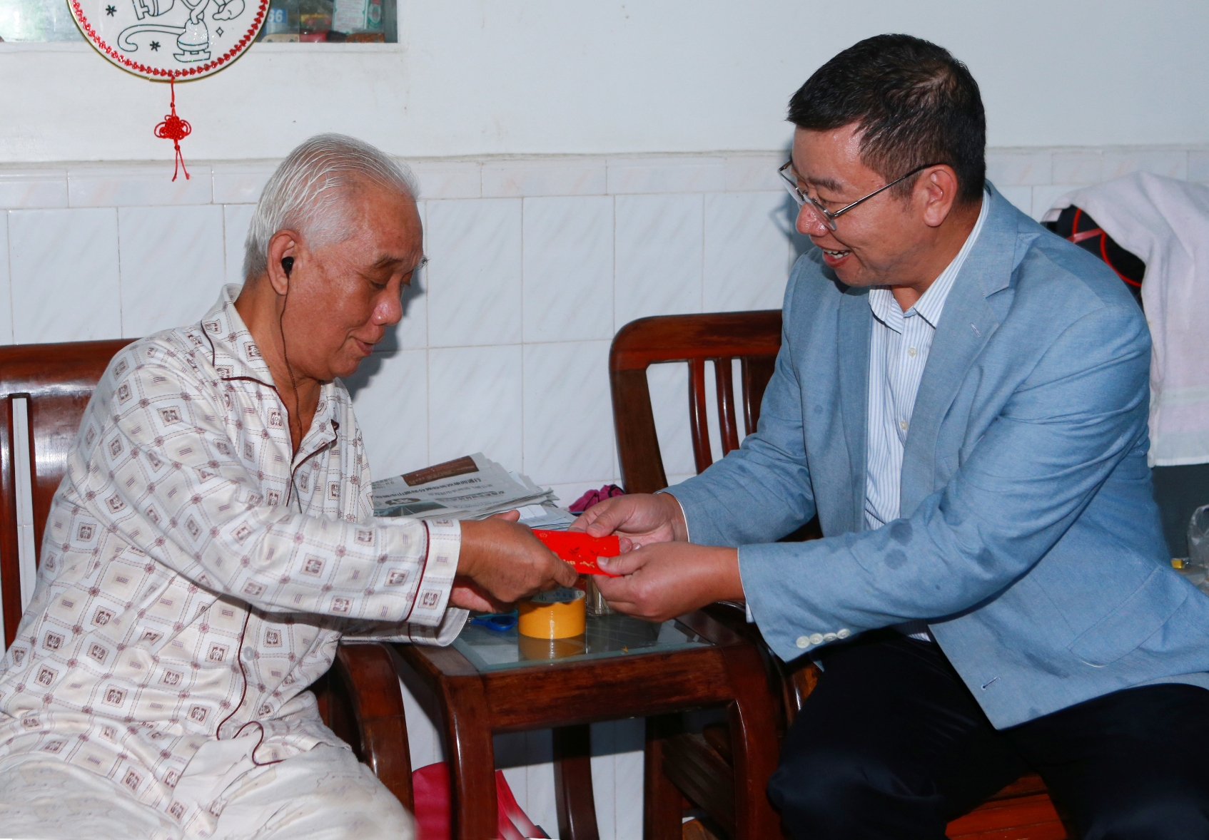 省厅局及学校领导节前走访慰问离退休干部和困难教职工