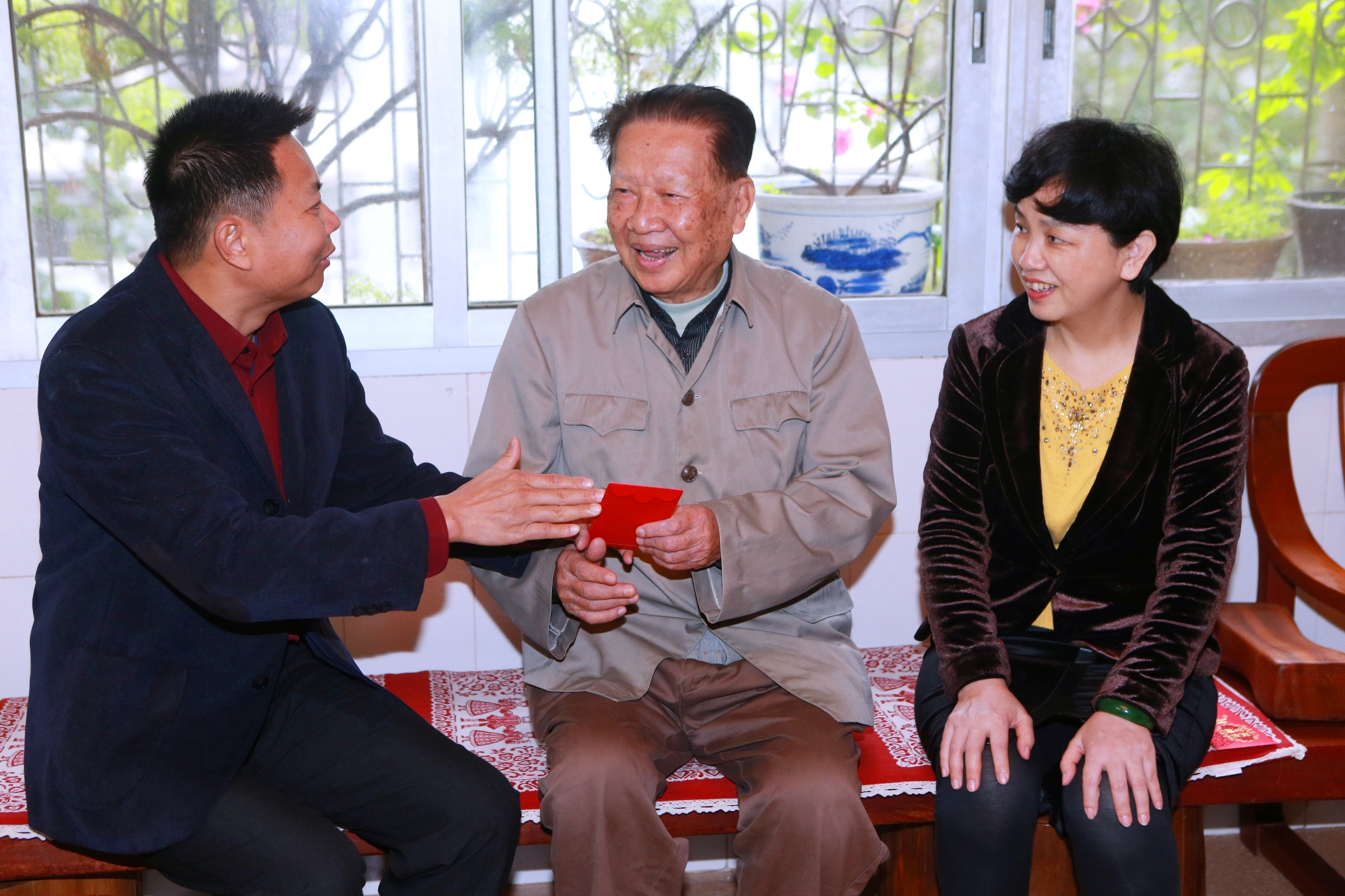 省厅局及学校领导节前走访慰问离退休干部和困难教职工