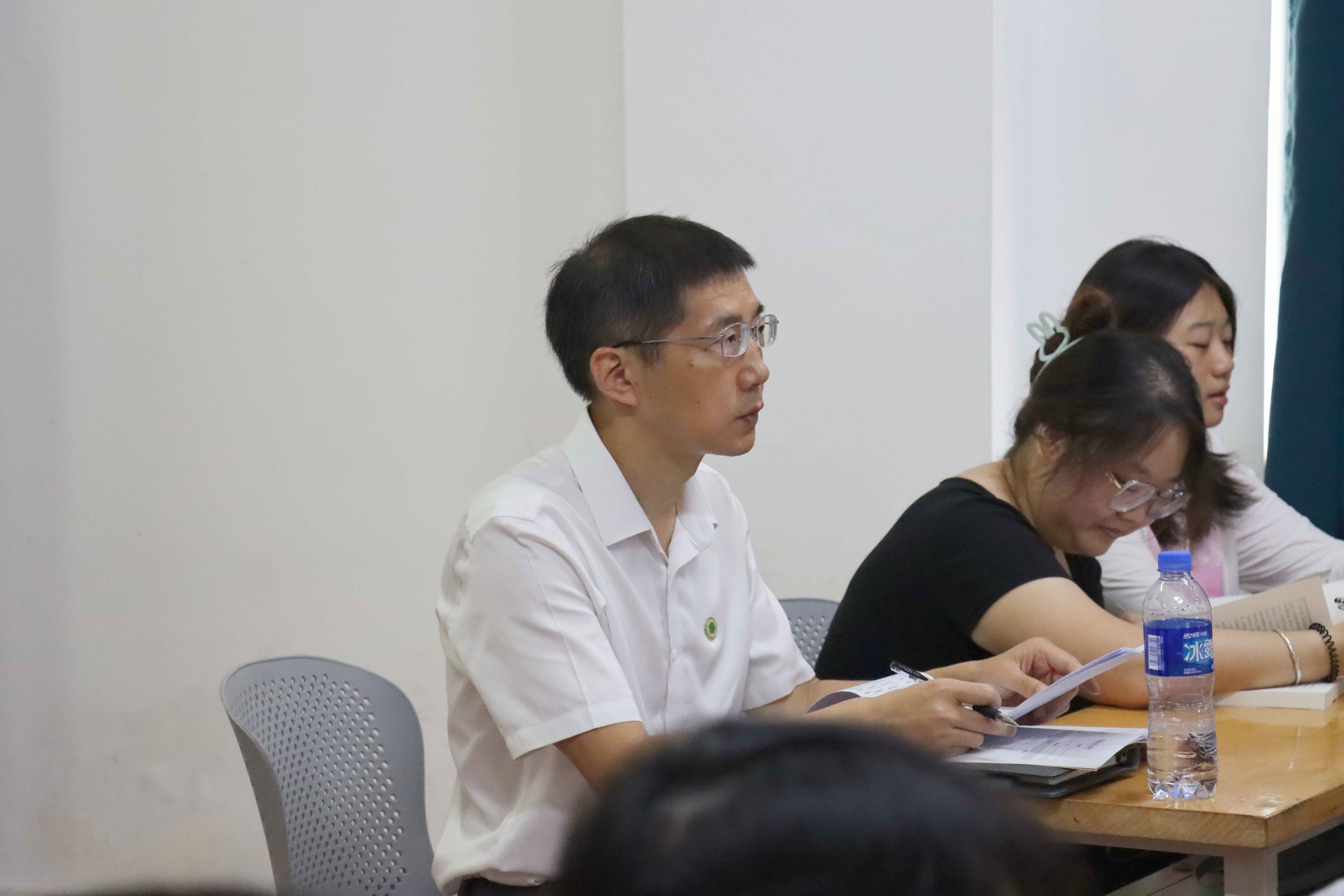 校领导检查开学工作并深入课堂听课