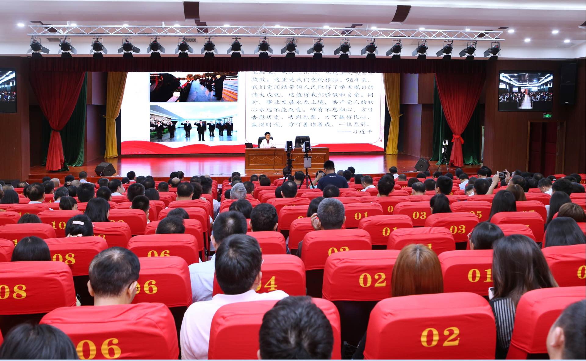 李红梅为两万师生同上一堂思政课