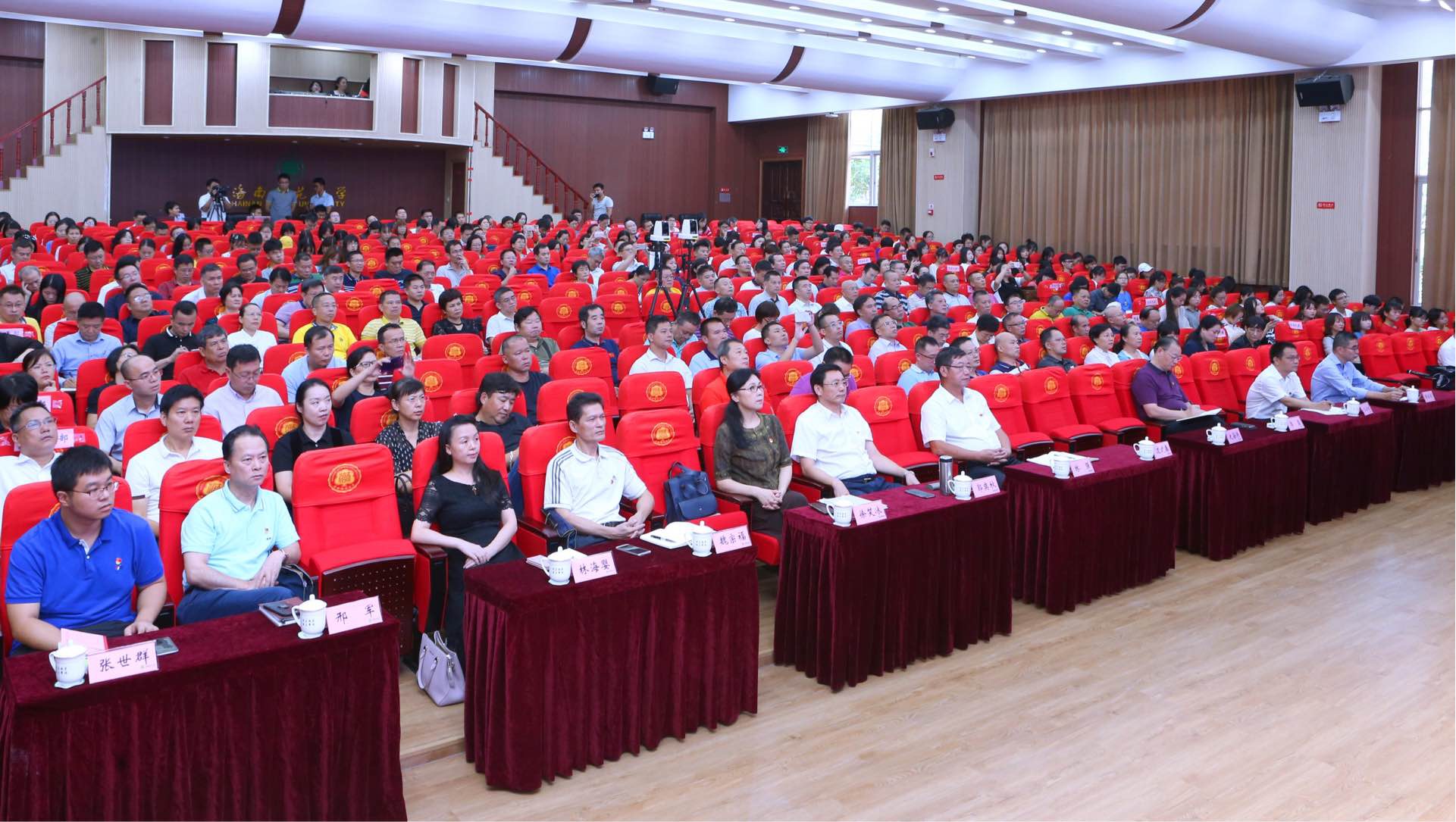 李红梅为两万师生同上一堂思政课