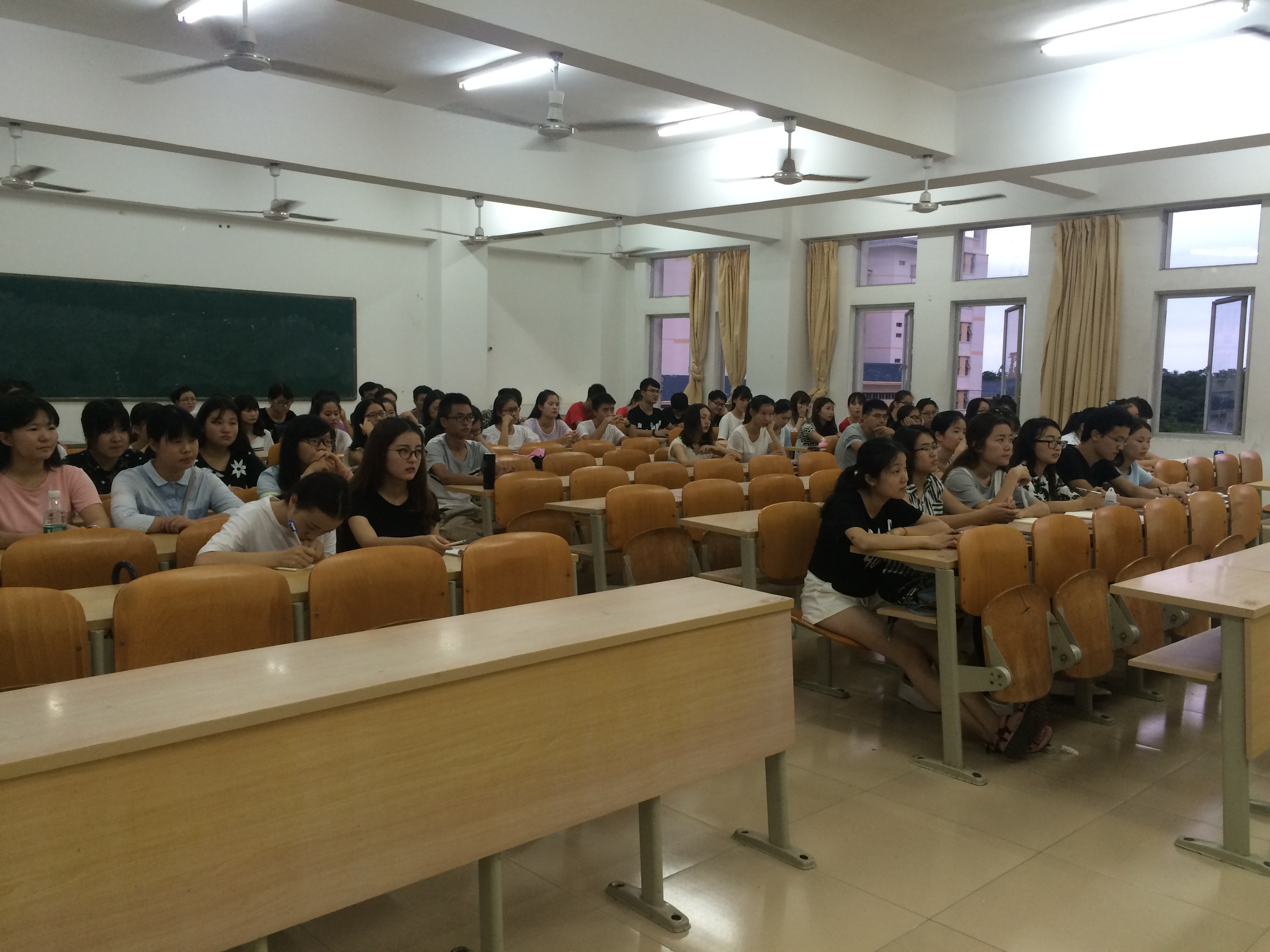 民主选举，公平公正――记新闻传播与影视学院第二次学生代表大会