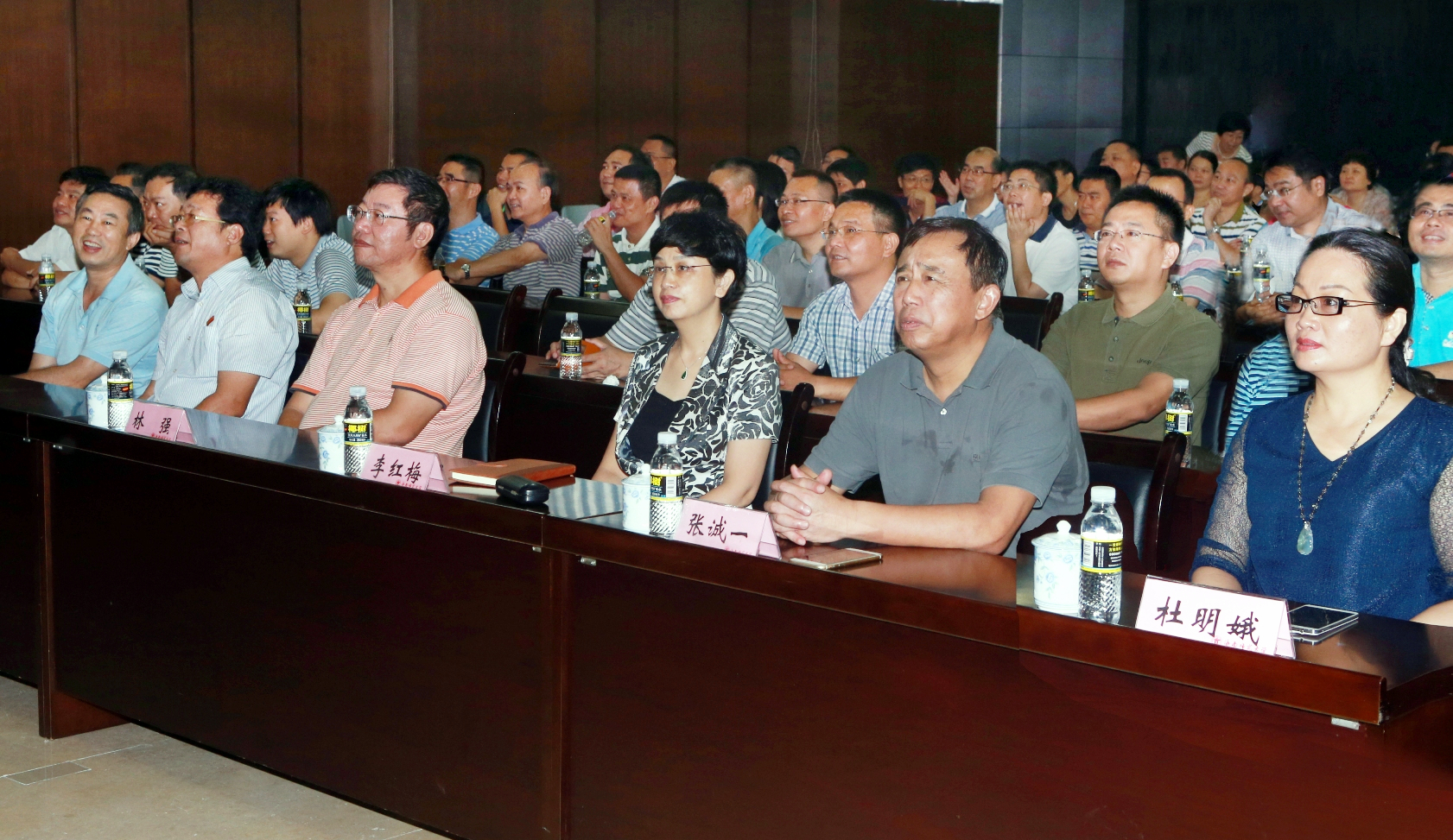 我校组织师生集体观看胜利日阅兵