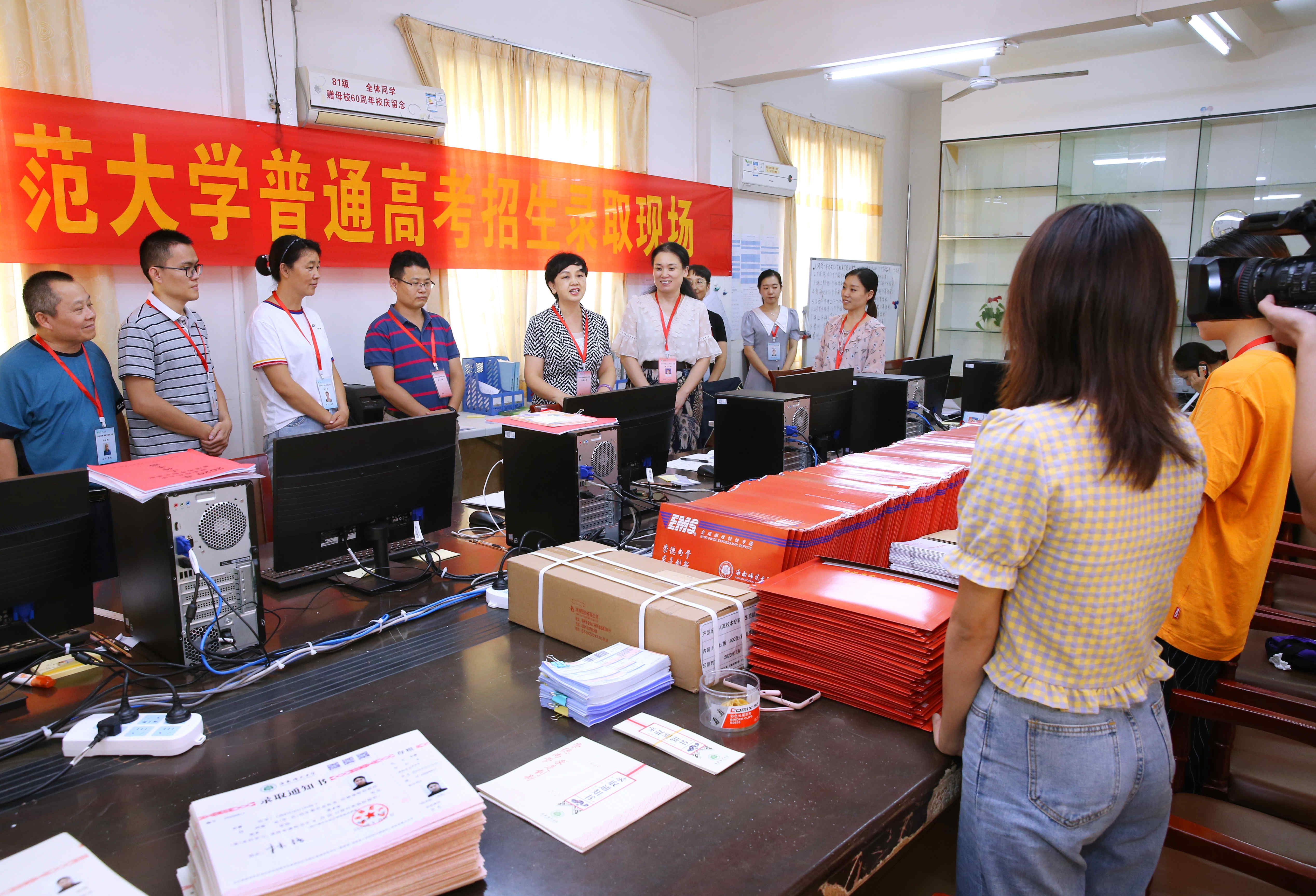 李红梅视察高考招生录取工作