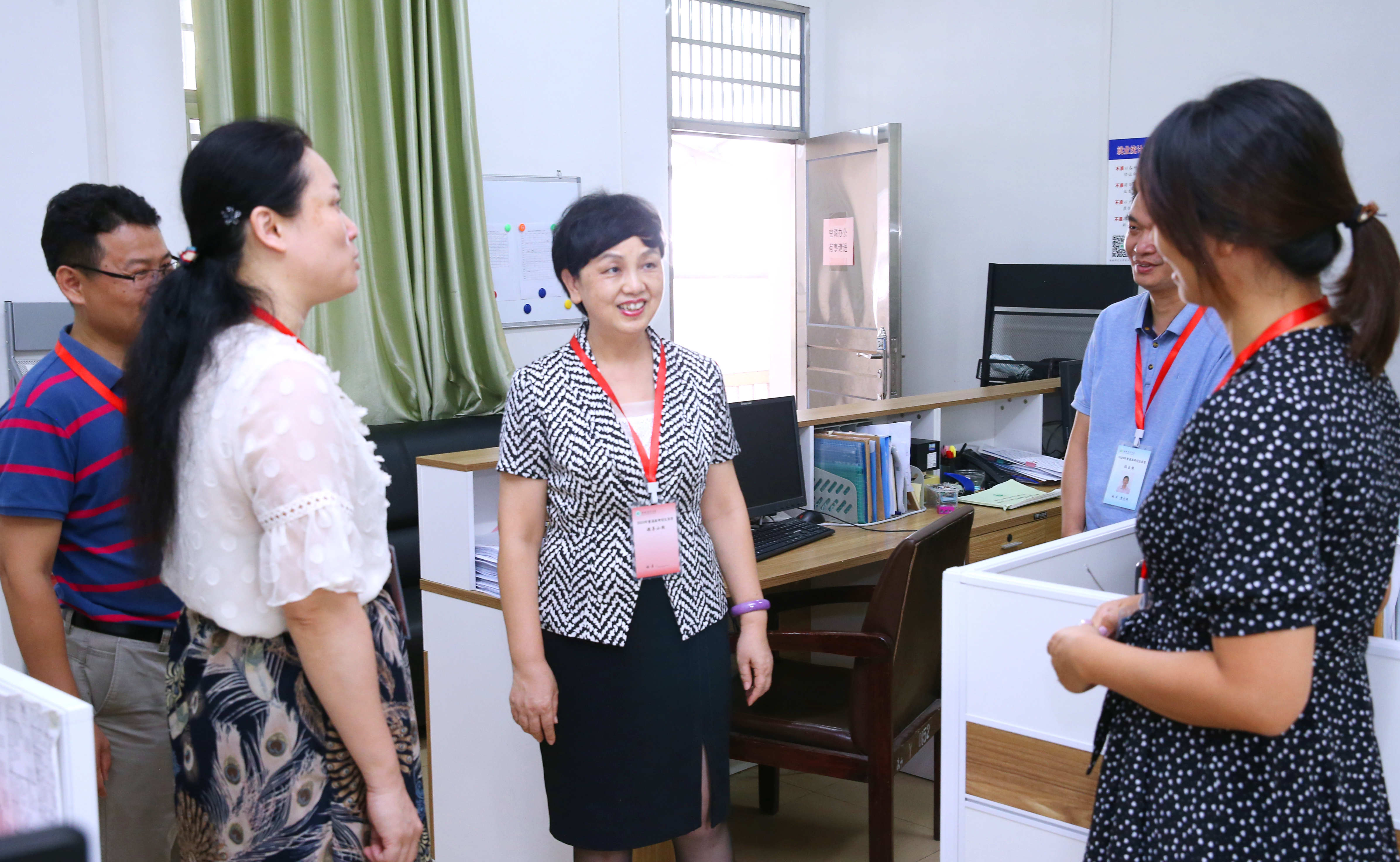 李红梅视察高考招生录取工作