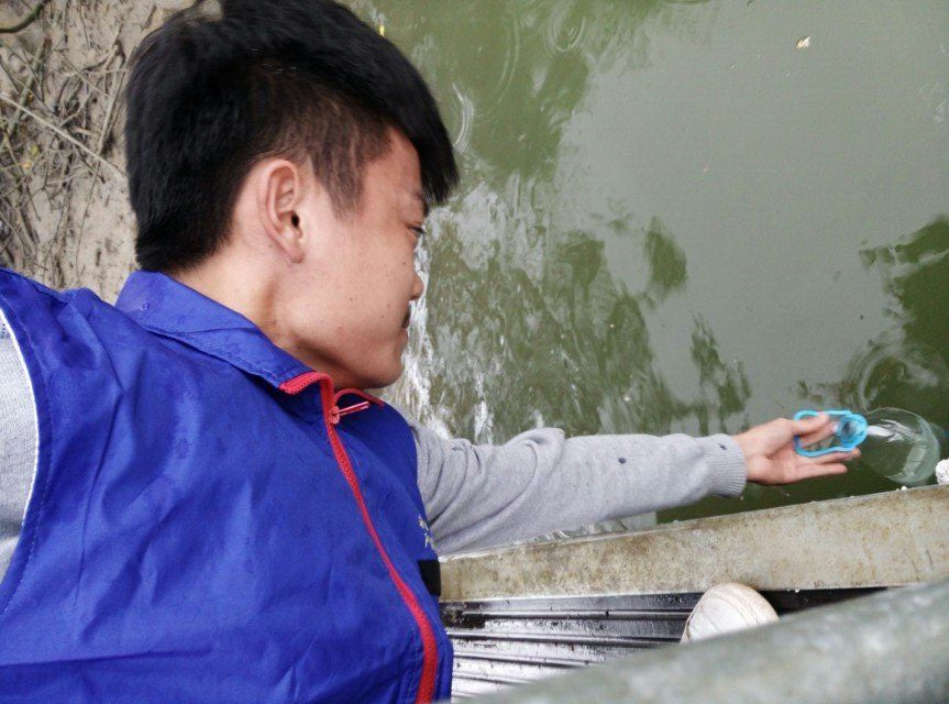 关爱海水，杜绝污染――记化学与化工学院红树林志愿活动