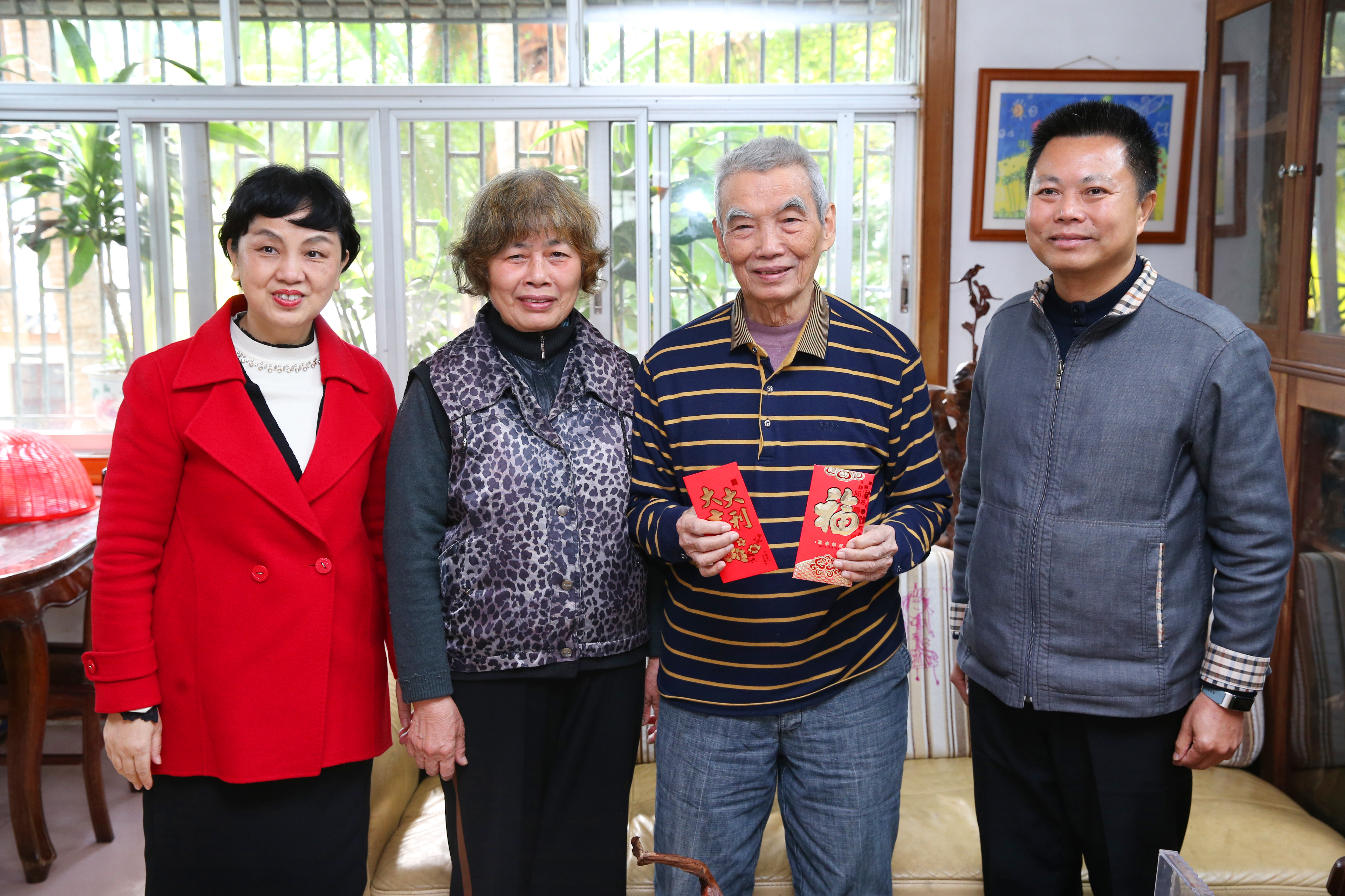 李文、李红梅慰问我校老干部王辉丰、李光邦