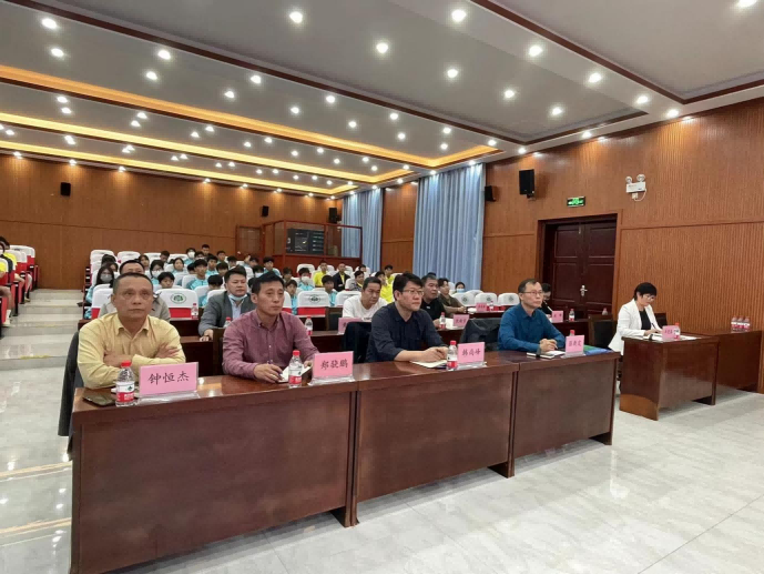 我校组织召开足球人才培养研讨会