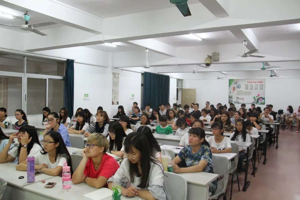 积极的心态,笑对大学生活——记马克思主义学院开展“大学新生心理健康教育”专题讲座