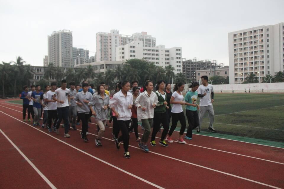 体育学院开展新生文明晨跑活动