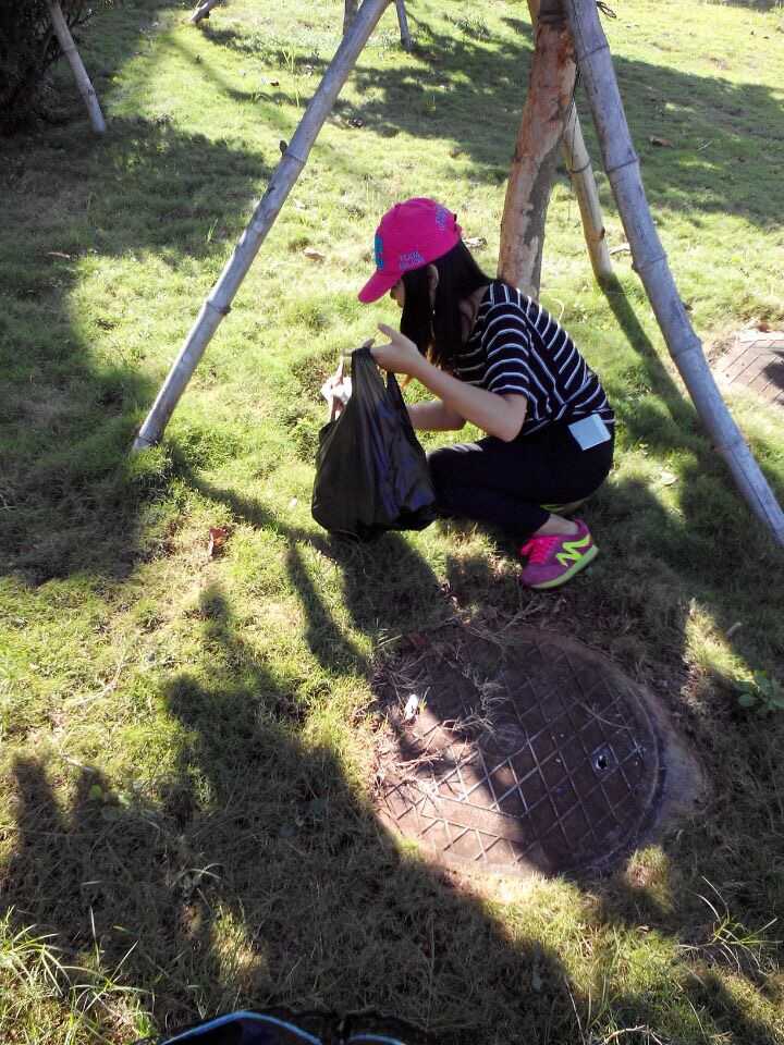 教育科学学院青年志愿者进行“双创”校园清扫活动