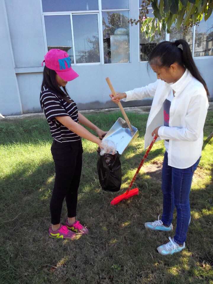 教育科学学院青年志愿者进行“双创”校园清扫活动