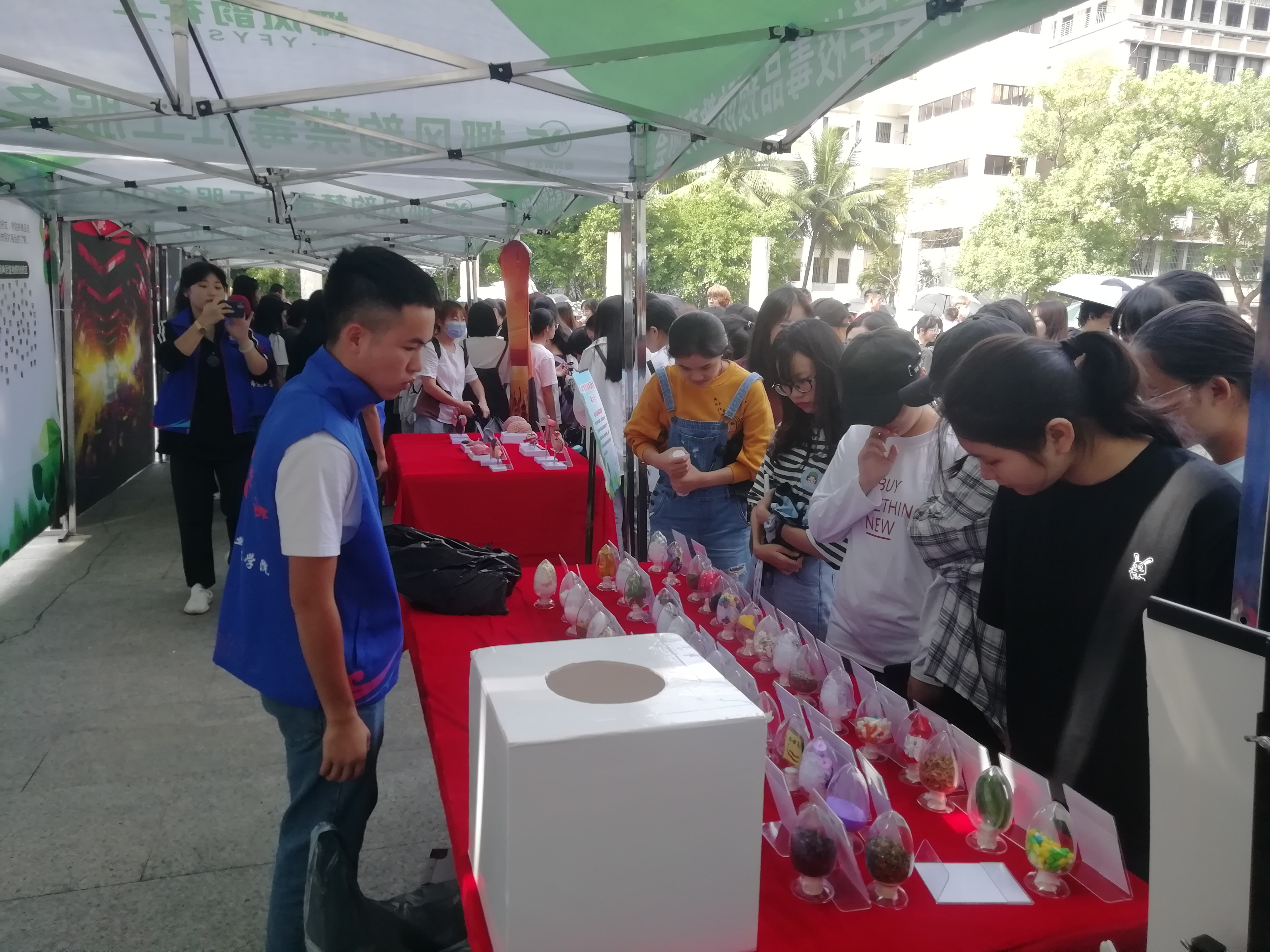  “禁毒教育移动公园”走进海师巡展