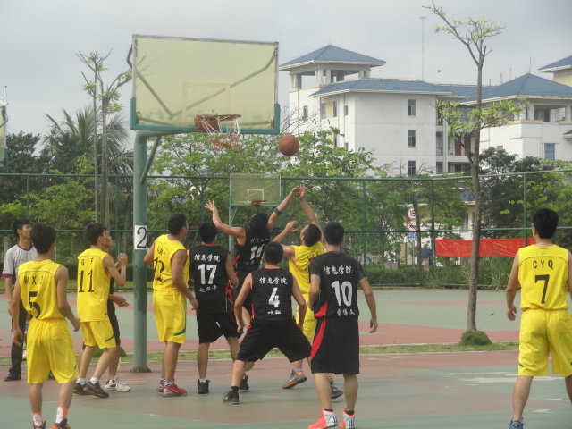 骄阳下舞动的身影，何不是青春的律动――海南师范大学2014年校园男篮女排比赛紧张进行