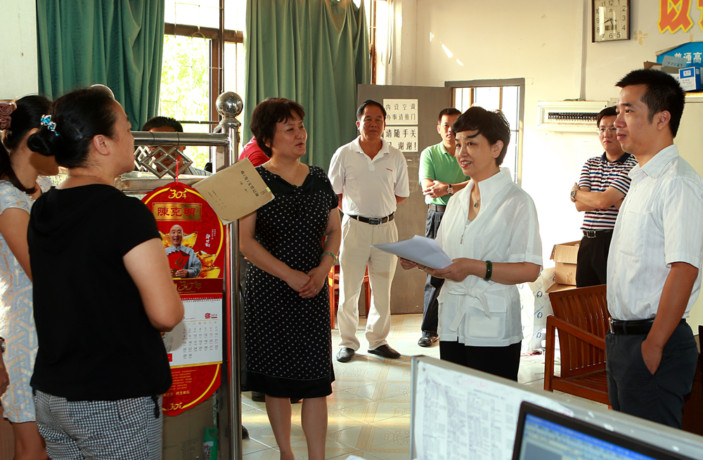 李红梅书记深入机关各部门走访调研