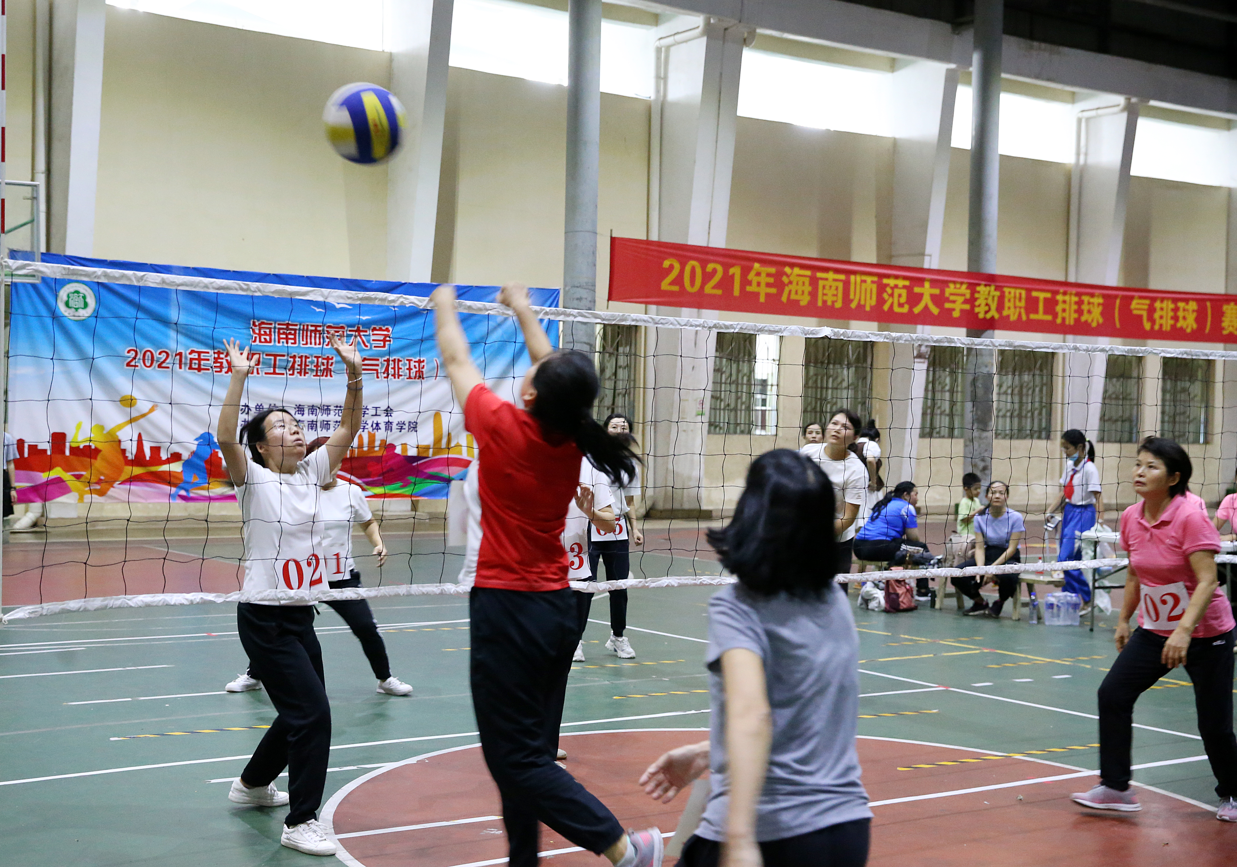我校举办2021年教职工排球（气排球）赛