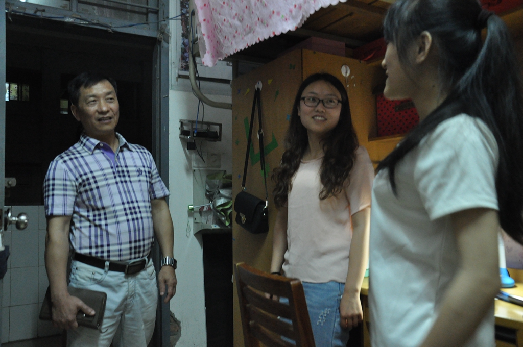 拳拳之心为学子，脉脉深情暖你我――记初等教育学院教职工走访学生宿舍