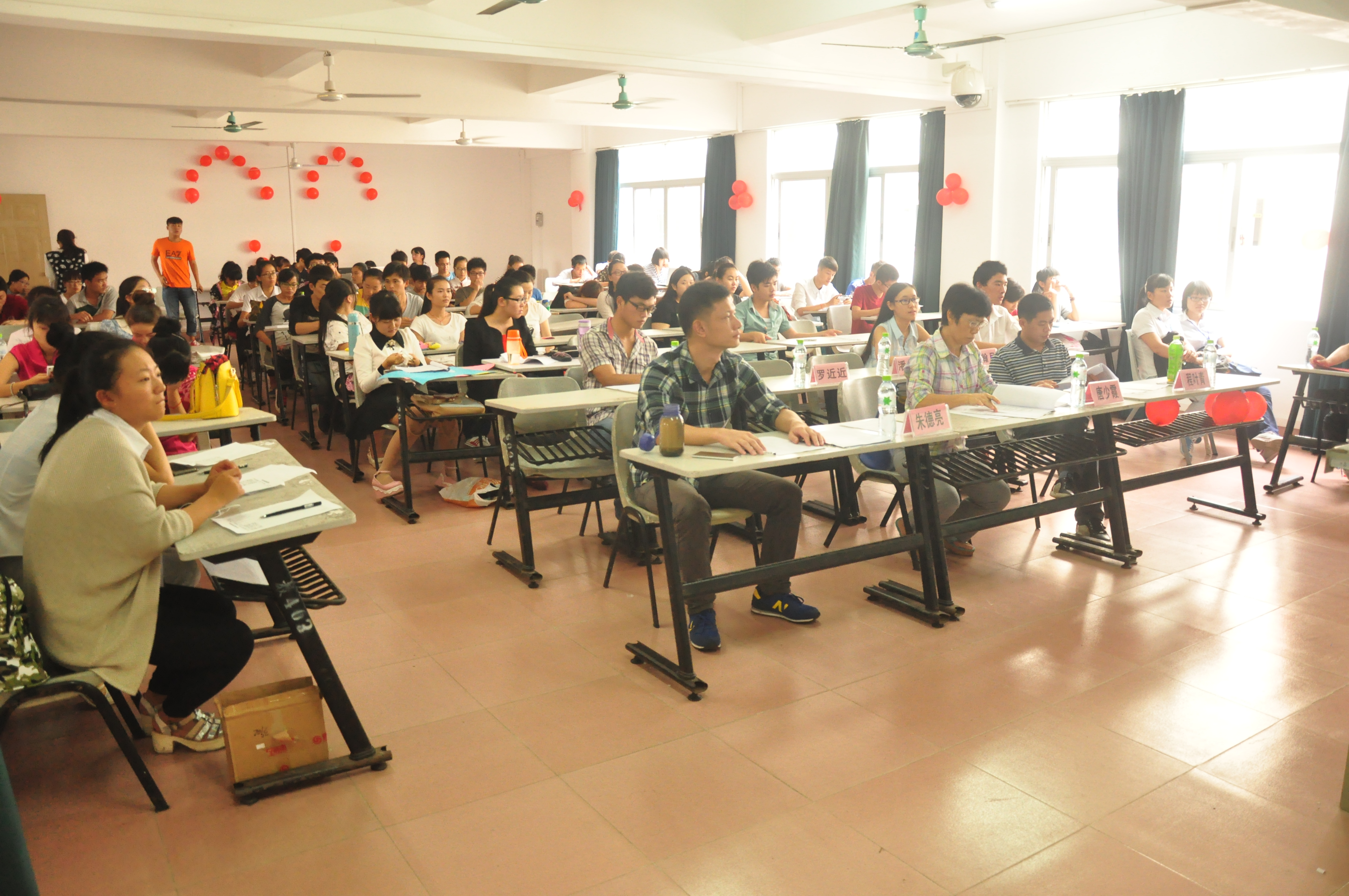 赛教学技能 ，展师范风采――记地理与旅游学院教师技能大赛之教案设计、CAI课件制作、