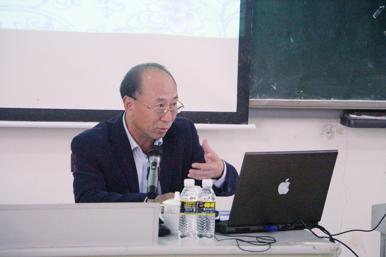 省委宣传部常务副部长常辅棠到我校作报告