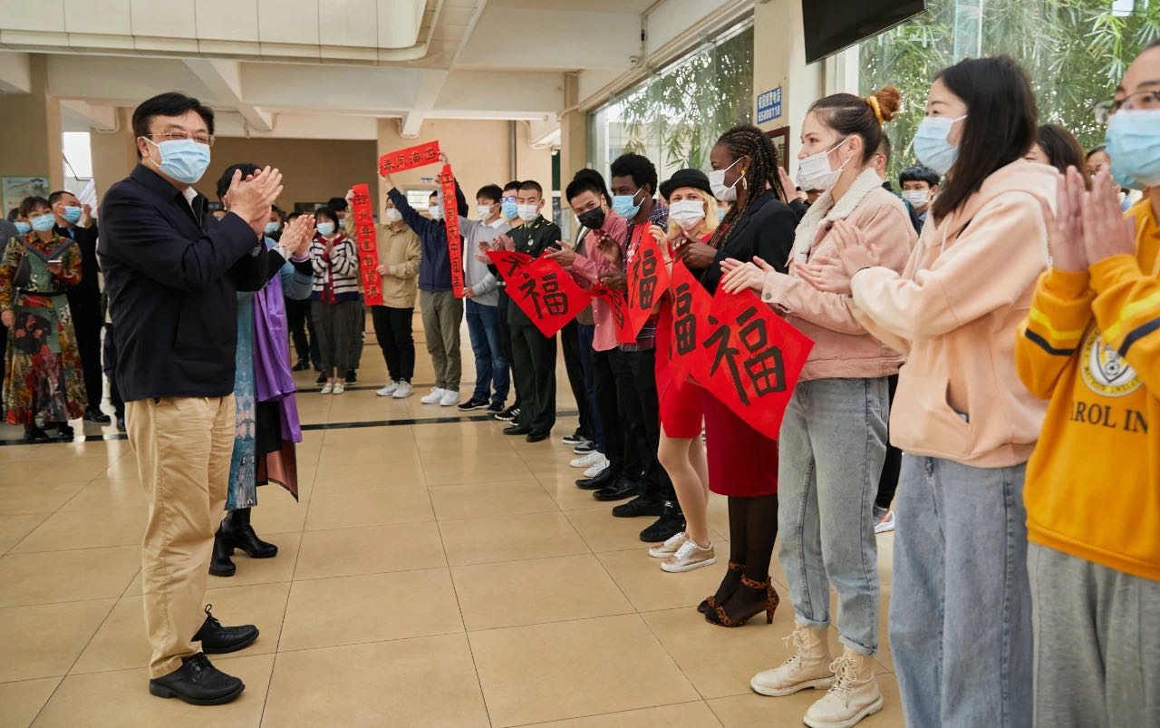 紫荆花似锦 校园满眼春 省长冯飞大年初一慰问我校留守师生