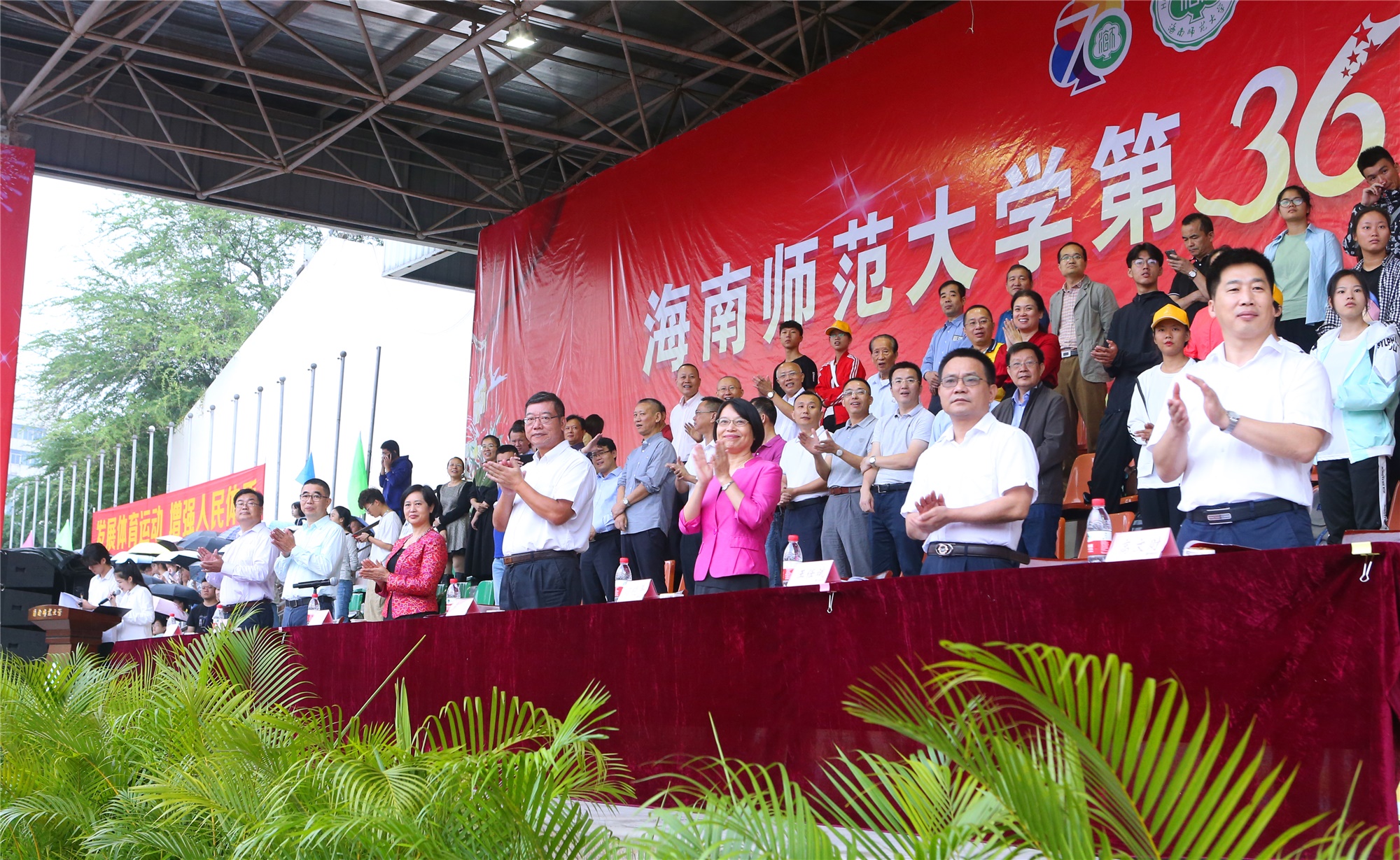 我校第三十六届校运会开幕