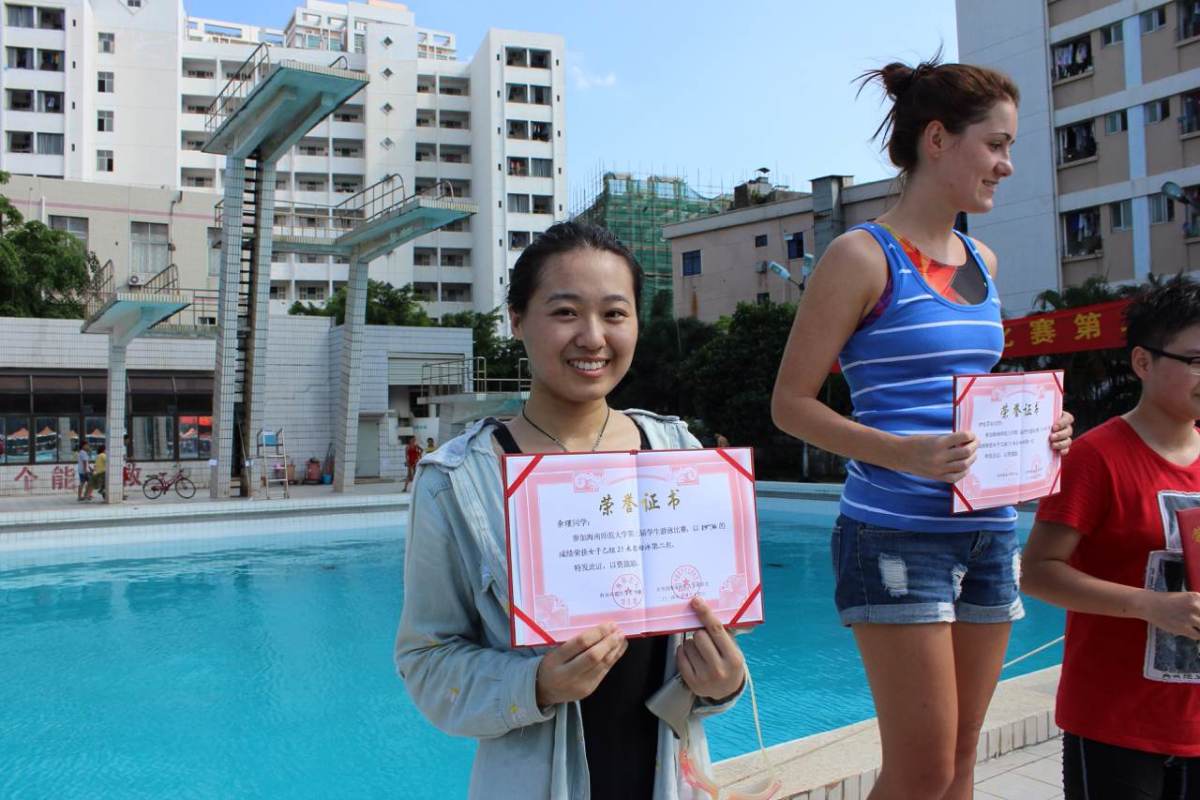 游进泳池，我运动我健康我快乐