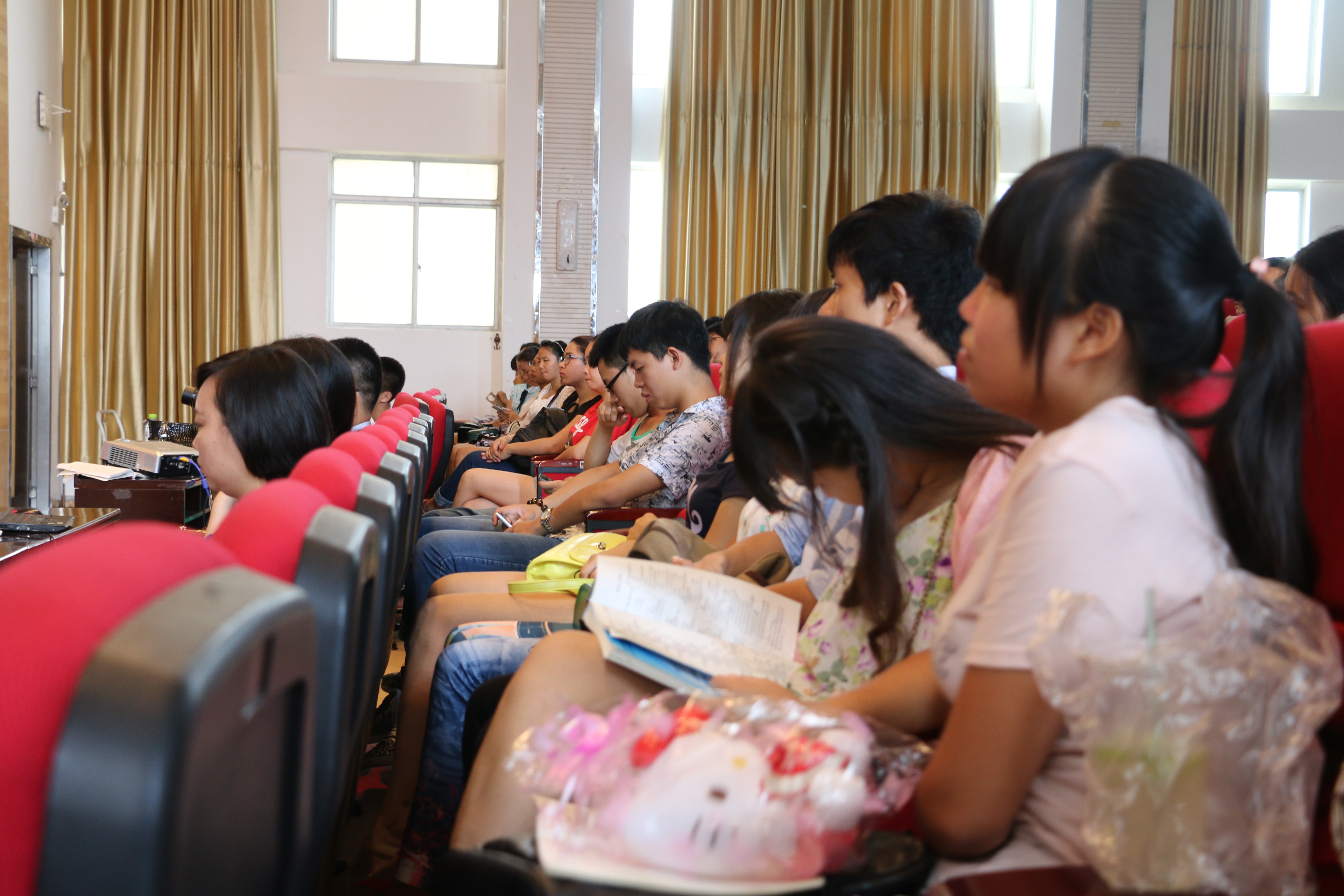 创业――历练的人生――记2015年海南省就业创业系列巡讲活动