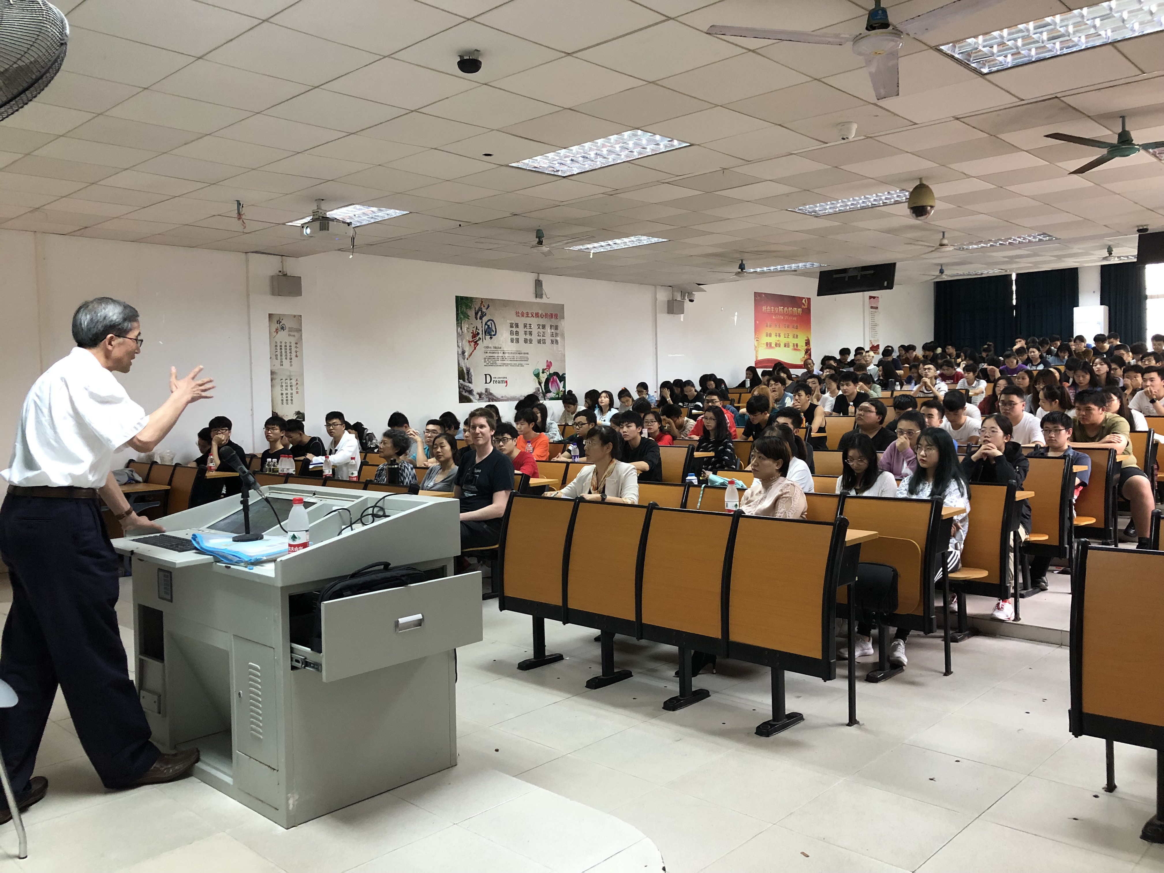 中科院深海所梅升华研究员应邀到我校讲学